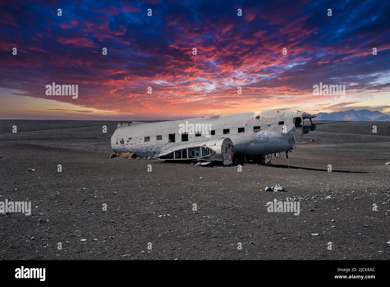 Épave d'avion militaire cassée à la plage de sable noir à Solheimasandur au coucher du soleil Banque D'Images
