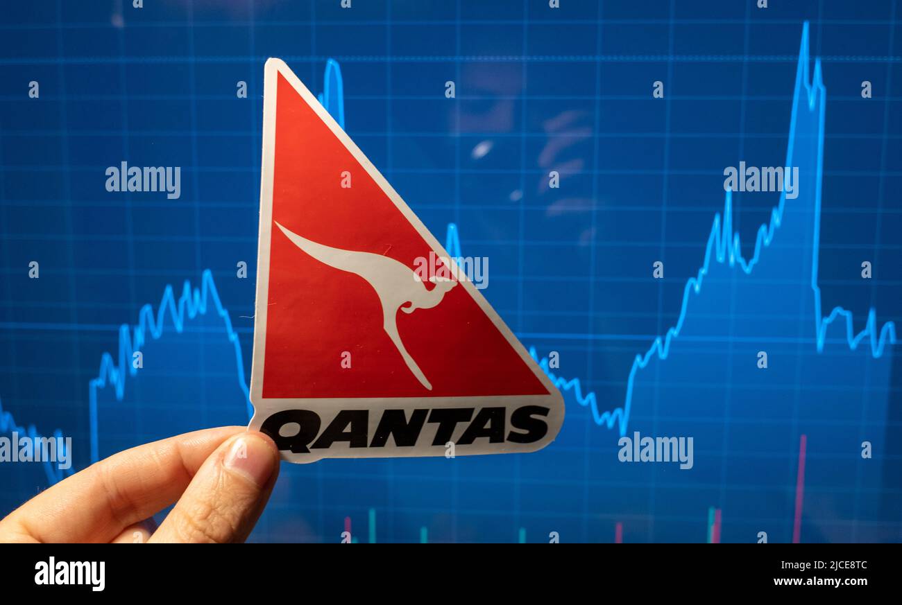 10 novembre 2021, Sydney, Australie. L'emblème de la compagnie aérienne Qantas sur fond de tableau des cours de l'action. Banque D'Images