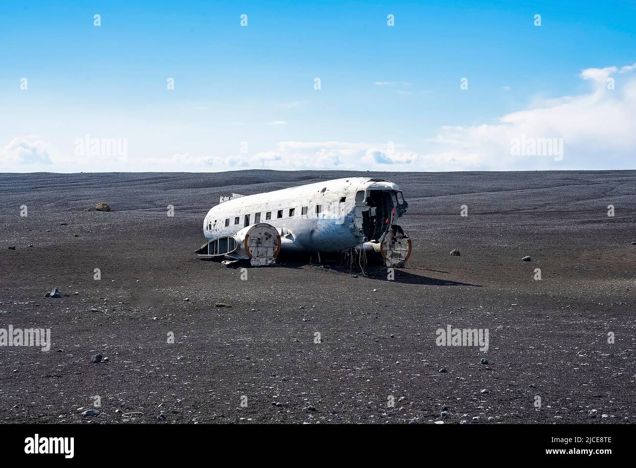 Épave d'avion abandonnée endommagée à la plage de sable noir de Solheimasandur contre le ciel Banque D'Images