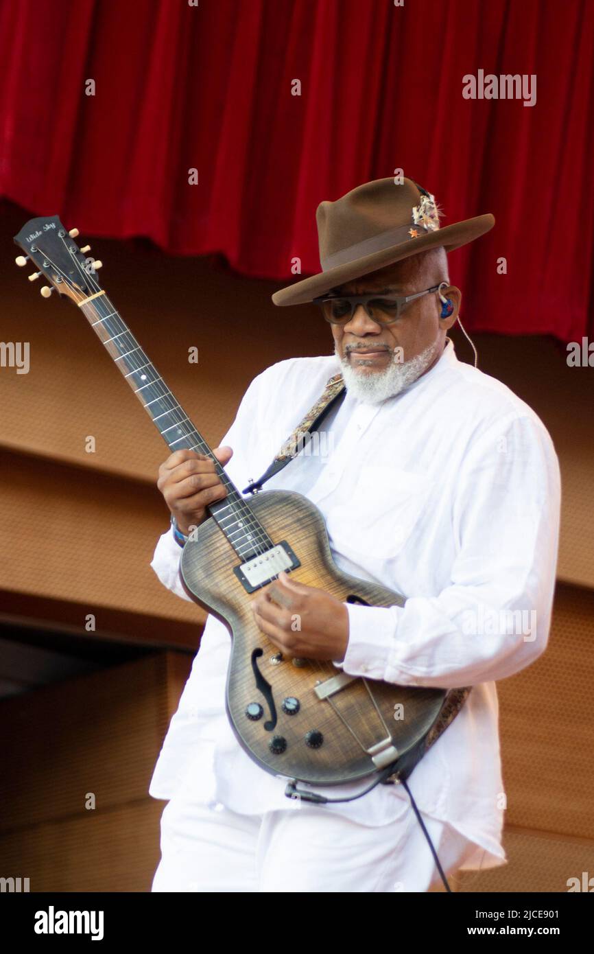 9 juin 2022, Chicago, il, États-Unis : Canon Toronzo, Ancien chauffeur de bus de Chicago depuis plus de 20 ans, montre son expertise en guitare électrique de blues et sa capacité à chanter et à chanter lors de la première nuit du Chicago Blues Festival 2022. Pour une partie de sa performance, il joue une guitare de style drapeau de Chicago signée par le maire Lori Lightfoot. Pour la première fois en trois ans, le Chicago Blues Fest dure quatre jours, comme à l'époque pré-Covid. (Image de crédit : © Karen I. Hirsch/ZUMA Press Wire) Banque D'Images