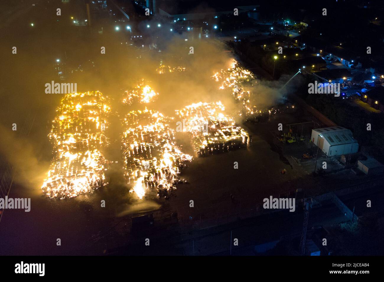 Nechells, Birmingham, Angleterre, 12 juin 2022. Plus de 100 pompiers s'attaquent à un énorme enfer au complexe de recyclage Smurfit Kappa à Nechells, Birmingham. Les services d'incendie des West Midlands ont déployé 20 appareils, dont deux plates-formes hydrauliques aériennes, plusieurs pompiers, une unité de pompage d'eau à grand volume. L'incident concerne 8000 tonnes de balles de papier et de carton en feu dans un entrepôt. Crédit : arrêtez Press Media/Alamy Live News Banque D'Images