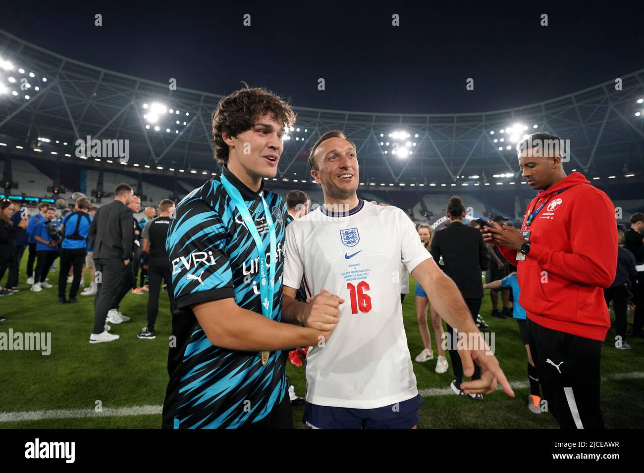 Noah Beck du reste du monde pose avec Mark Noble de l'Angleterre après le match de l'aide au football pour l'UNICEF au stade de Londres, Londres. Date de la photo: Dimanche 12 juin 2022. Banque D'Images