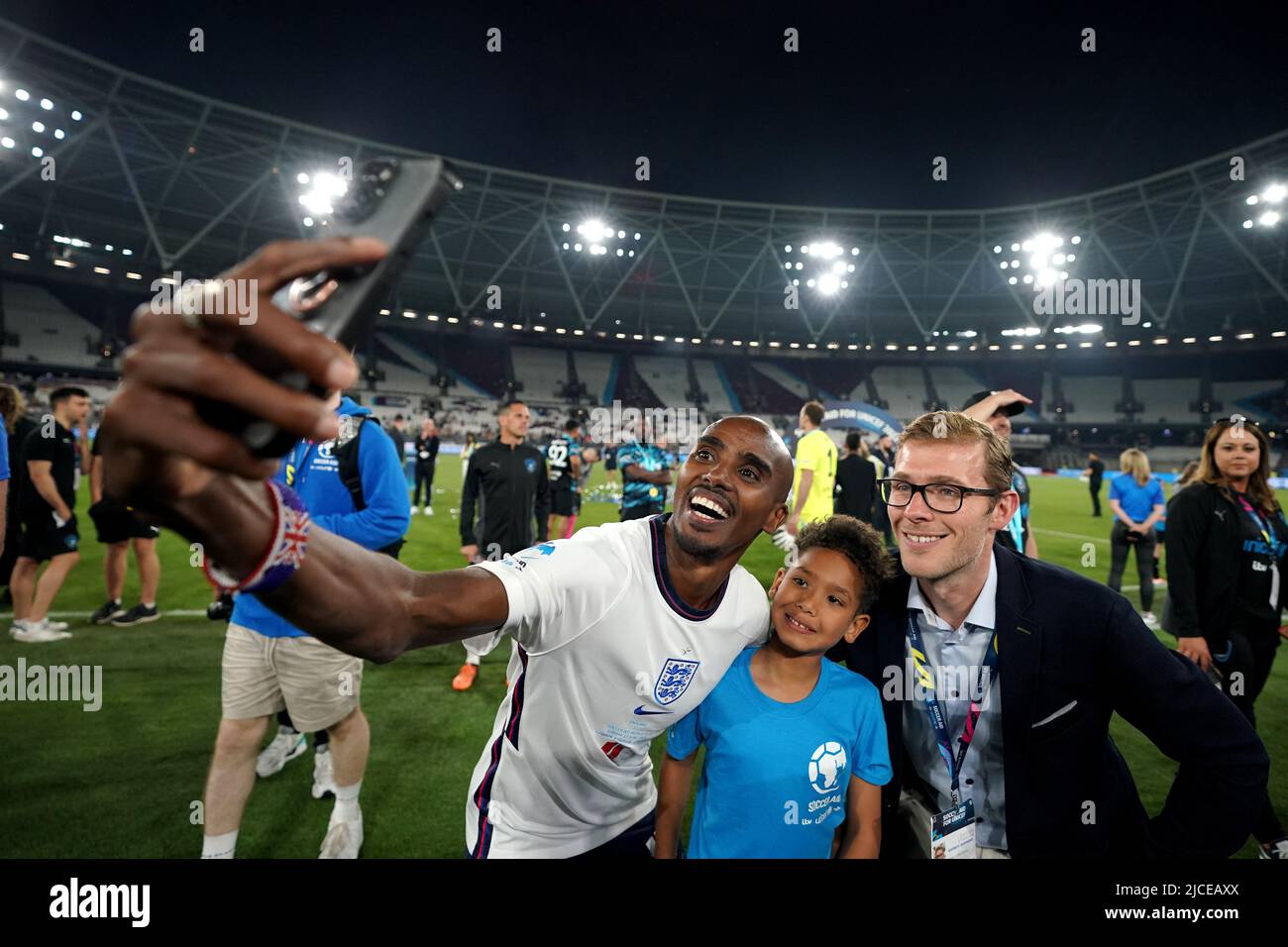 Sir Mo Farah, en Angleterre, pose pour des photos après le match de l'aide au football pour l'UNICEF au stade de Londres, à Londres. Date de la photo: Dimanche 12 juin 2022. Banque D'Images