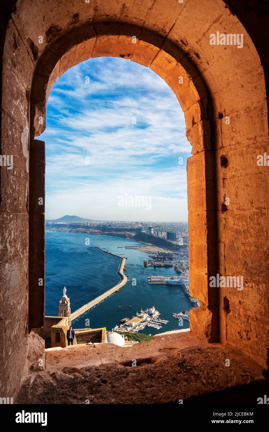 Vue sur le port d'Oran et l'église de Santa Maria depuis le fort de Santa Cruz à Oran Banque D'Images