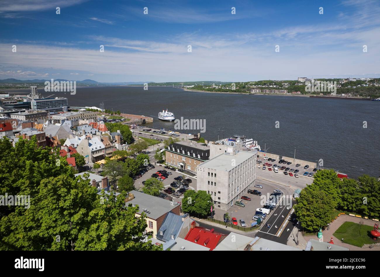 Lower Town et le fleuve Saint-Laurent de Dufferin Terrace au printemps, Vieux-Québec, Québec, Canada. Banque D'Images