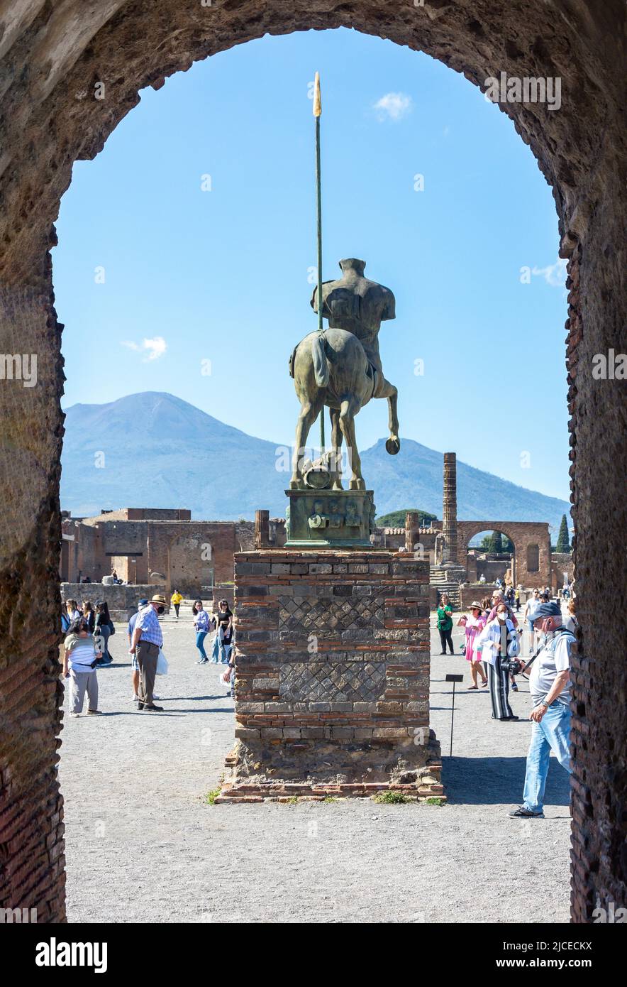 Le Forum de Pompéi avec le Vésuve derrière, l'ancienne ville de Pompéi, Pompéi, la ville métropolitaine de Naples, la région de Campanie, Italie Banque D'Images