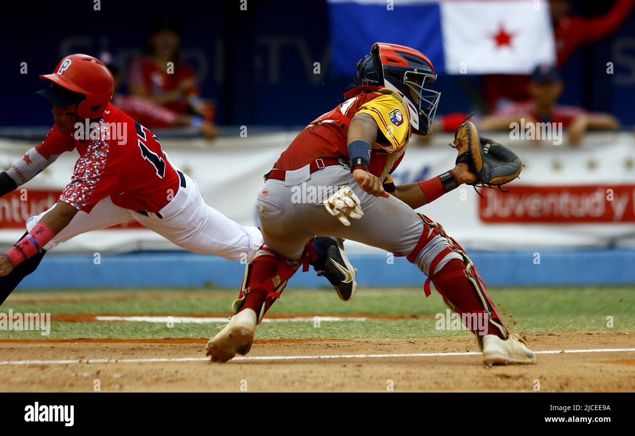 Valence, Carabobo, Venezuela. 12th juin 2022. 12 juin 2022. Le joueur du Panama marque une course contre le Venezuela dans le match final du championnat de baseball pré-monde. Les deux équipes ont été déclarées vainqueurs de la coupe du monde avant que le match ait été suspendu en raison de la pluie dans le 2nd manger, quand le Venezuela a gagné 5 courses à 2 contre Panama. Comme il ne s'agissait pas d'un jeu de réglementation, la commission a décidé de déclarer les deux équipes gagnantes. La Colombie, le Panama, Porto Rico, la République dominicaine et Cuba y participent également. Le championnat se tient au stade Jose Perez Colmenares dans la ville de Valence, Banque D'Images