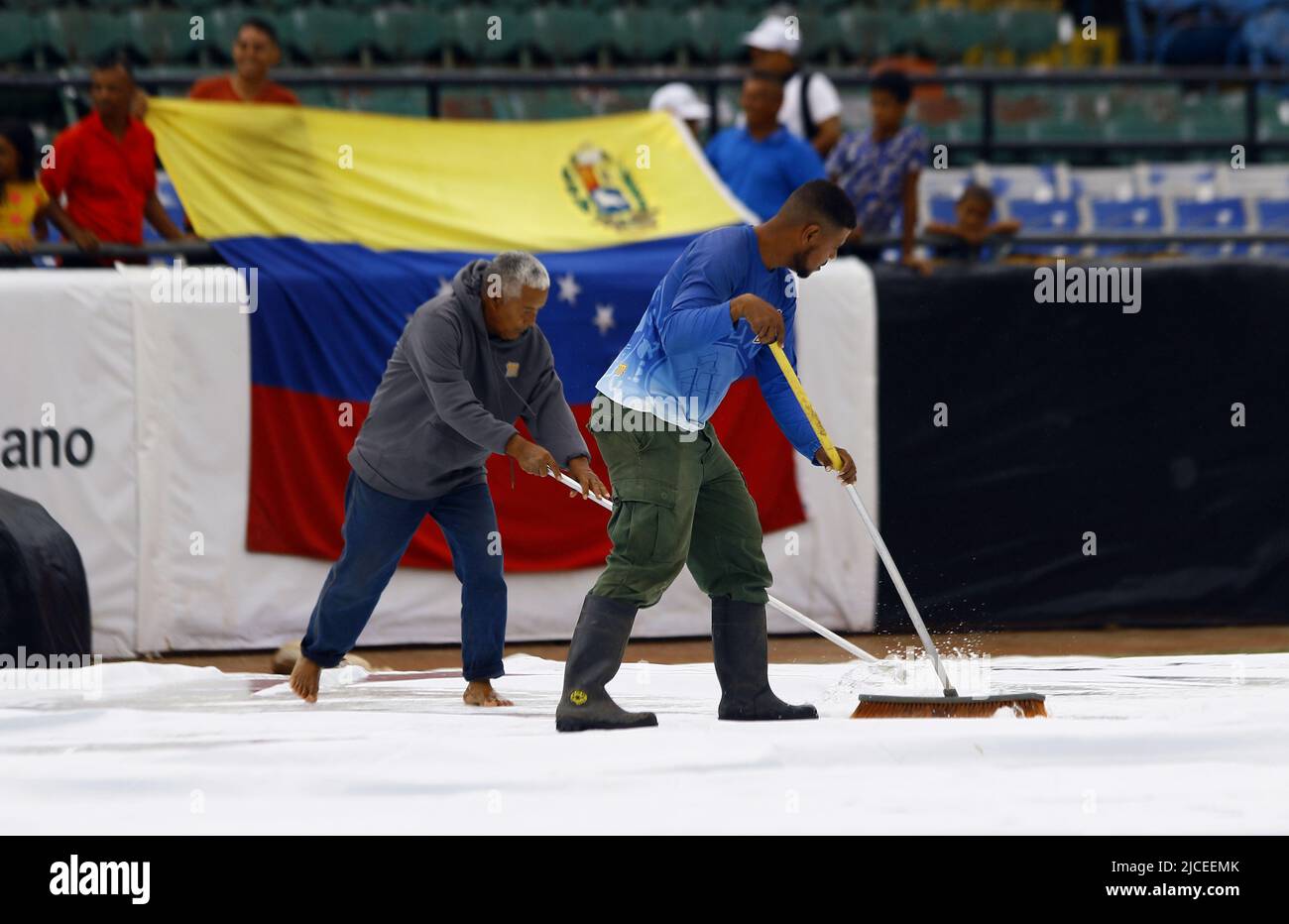 Valence, Carabobo, Venezuela. 12th juin 2022. 12 juin 2022. Le personnel de maintenance tente d'éliminer l'eau de la bâche pour minimiser les dommages au terrain de jeu. Les deux équipes ont été déclarées vainqueurs de la coupe du monde avant que le match ait été suspendu en raison de la pluie dans le 2nd manger, quand le Venezuela a gagné 5 courses à 2 contre Panama. Comme il ne s'agissait pas d'un jeu de réglementation, la commission a décidé de déclarer les deux équipes gagnantes. La Colombie, le Panama, Porto Rico, la République dominicaine et Cuba y participent également. Le championnat a lieu au stade Jose Perez Colmenares dans la ville de va Banque D'Images