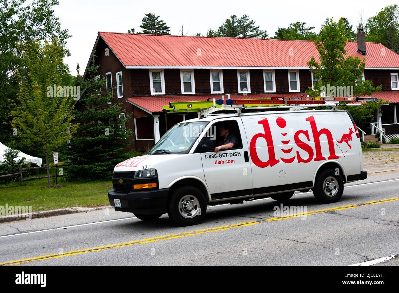 Un véhicule de service de télévision par satellite Dish Network à spéculateur, NY USA Banque D'Images