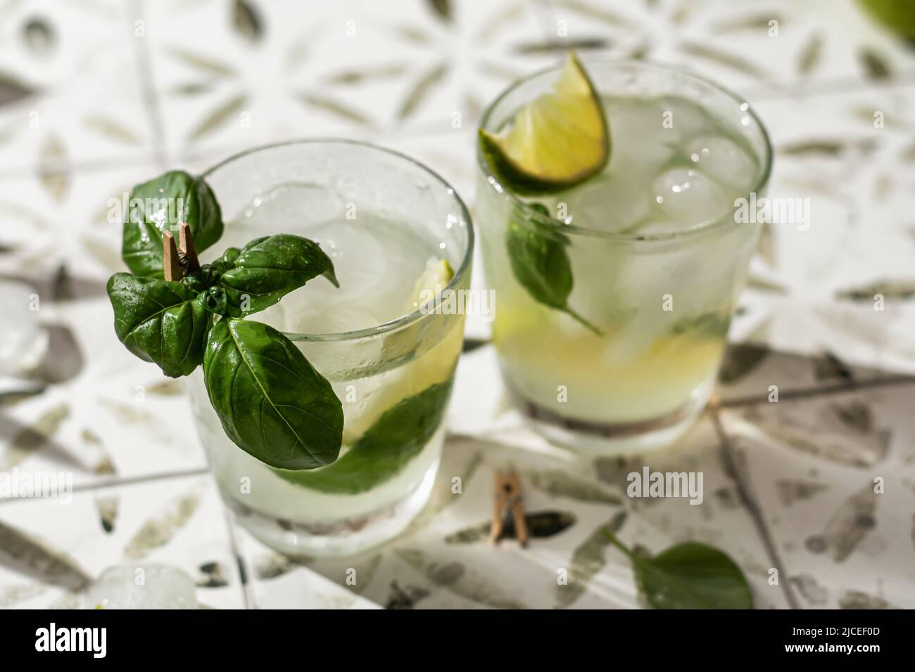 Deux cocktails margarita au citron vert et au basilic sur carreaux imprimés. Orientation de l'horisontal Banque D'Images