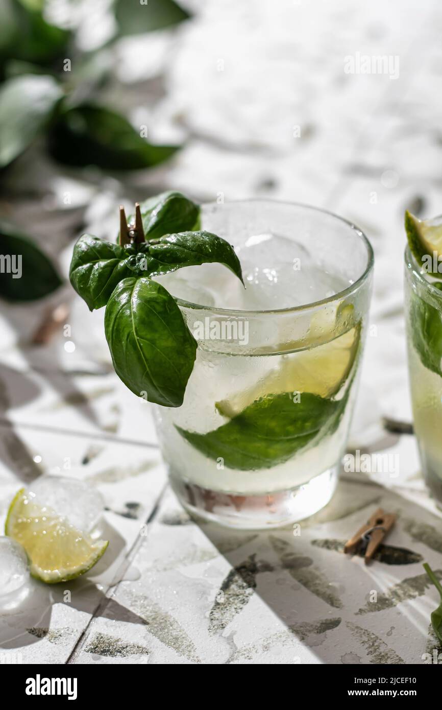 Cocktail de Margarita au citron vert et au basilic, gros plan sur les carreaux imprimés. Orientation verticale Banque D'Images