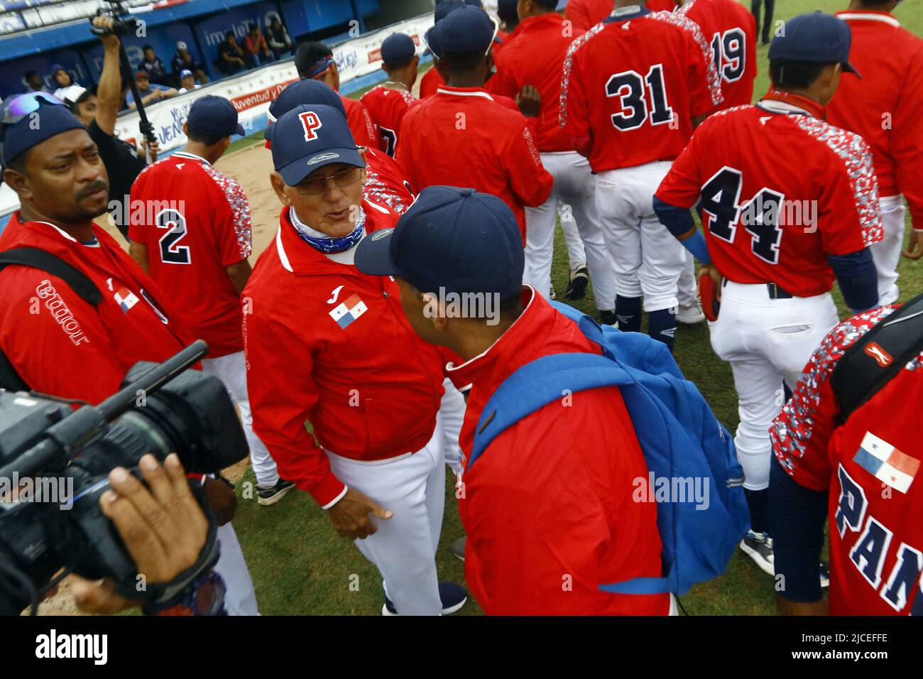 Valence, Carabobo, Venezuela. 12th juin 2022. 12 juin 2022. Panama équipe, au moment de recevoir l'information de victoire partagée. Les deux équipes ont été déclarées vainqueurs de la coupe du monde avant que le match ait été suspendu en raison de la pluie dans le 2nd manger, quand le Venezuela a gagné 5 courses à 2 contre Panama. Comme il ne s'agissait pas d'un jeu de réglementation, la commission a décidé de déclarer les deux équipes gagnantes. La Colombie, le Panama, Porto Rico, la République dominicaine et Cuba y participent également. Le championnat a lieu au stade Jose Perez Colmenares dans la ville de Valence, état de Carabobo, Venezuela. Pho Banque D'Images