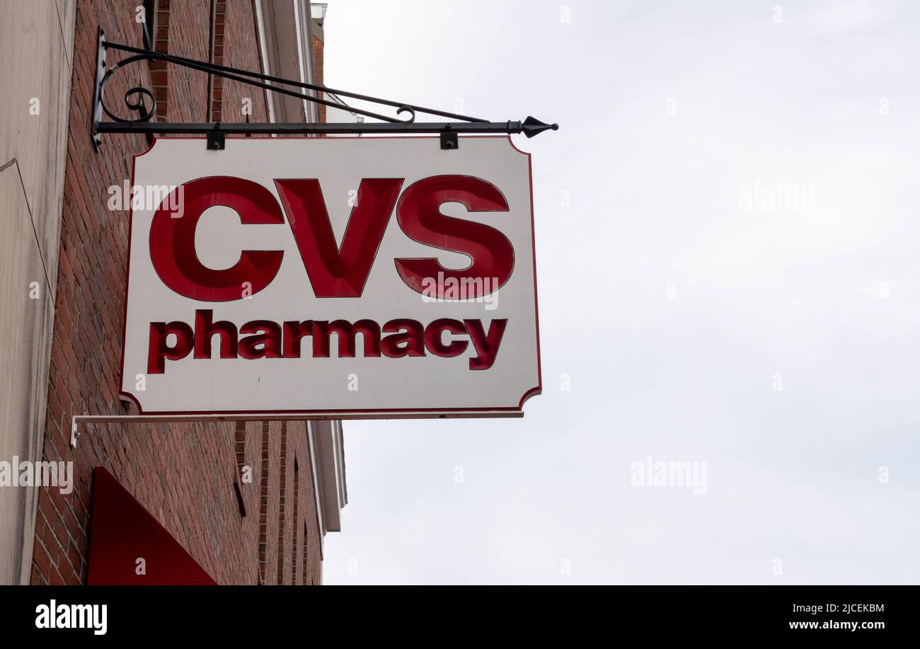 Salem, ma USA - 12 juin 2022 - Un panneau de pharmacie CVS est suspendu dans le centre-ville de Salem Banque D'Images
