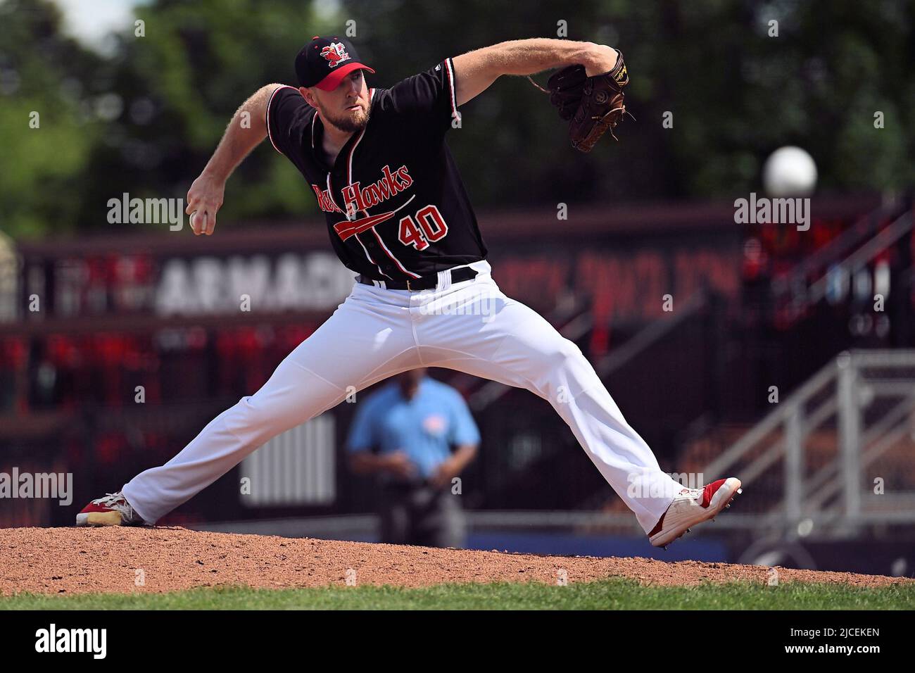 Fargo, Dakota du Nord, 12 juin 2022. Joe Jones (40), pichet de la FM Redhawks, délivre un terrain de jeu lors du match de la FM Redhawks contre les dockers de Lake Country dans le baseball professionnel de l'American Association au terrain de plein air de Newman à Fargo, Dakota du Nord, le dimanche 12 juin 2022. Les Redhawks ont gagné 6-2. Photo de Russell Hons/CSM Banque D'Images
