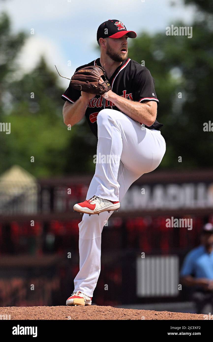 Fargo, Dakota du Nord, 12 juin 2022. Joe Jones (40), pichet de la FM Redhawks, délivre un terrain de jeu lors du match de la FM Redhawks contre les dockers de Lake Country dans le baseball professionnel de l'American Association au terrain de plein air de Newman à Fargo, Dakota du Nord, le dimanche 12 juin 2022. Les Redhawks ont gagné 6-2. Photo de Russell Hons/CSM Banque D'Images