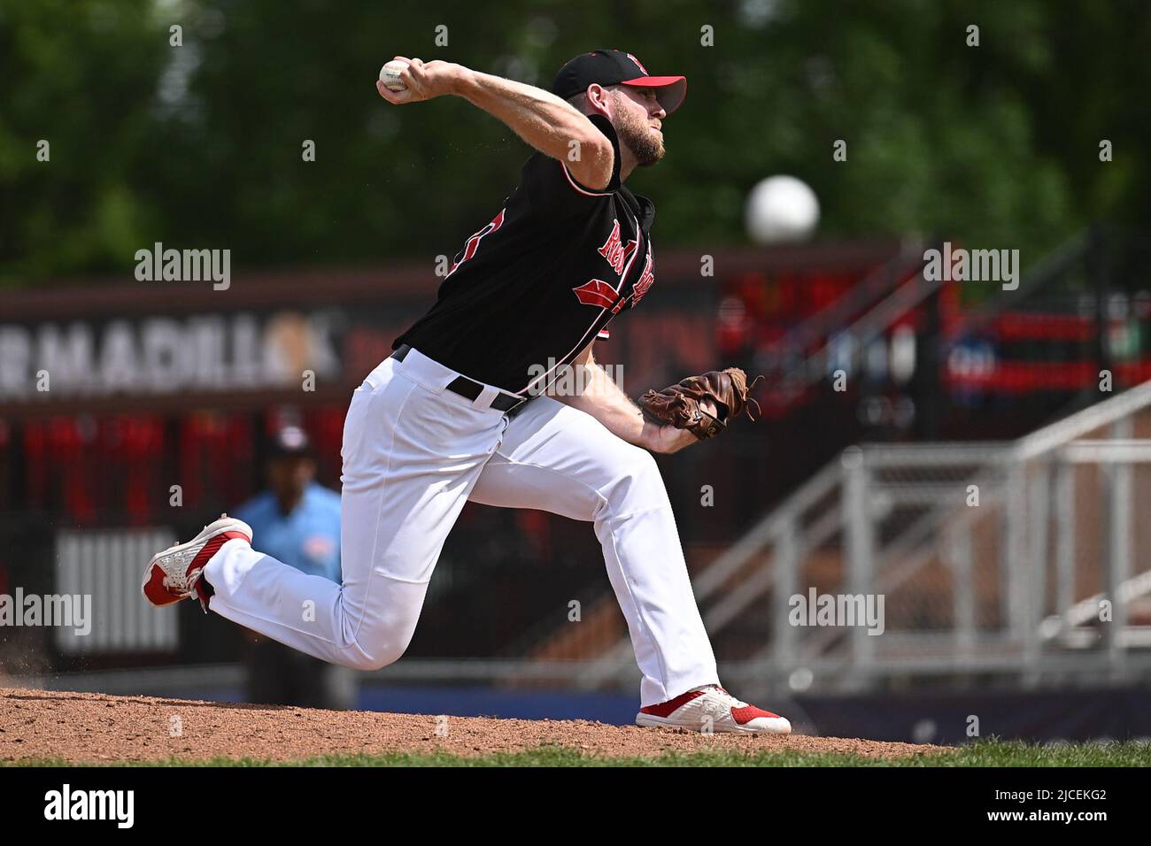 Fargo, Dakota du Nord, 12 juin 2022. Joe Jones (40), pichet de la FM Redhawks, délivre un terrain de jeu lors du match de la FM Redhawks contre les dockers de Lake Country dans le baseball professionnel de l'American Association au terrain de plein air de Newman à Fargo, Dakota du Nord, le dimanche 12 juin 2022. Les Redhawks ont gagné 6-2. Photo de Russell Hons/CSM Banque D'Images