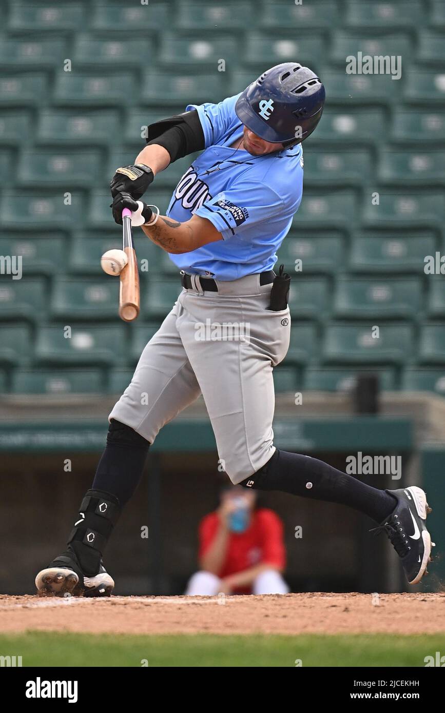 Fargo, Dakota du Nord, 12 juin 2022. North Country Dockhounds Aaron Takacs (3) arrive sur un terrain lors du match des FM Redhawks contre les Lake Country Dockhounds de l'American Association au terrain de baseball de Newman Outdoor Field à Fargo, Dakota du Nord, le dimanche 12 juin 2022. Les Redhawks ont gagné 6-2. Photo de Russell Hons/CSM Banque D'Images