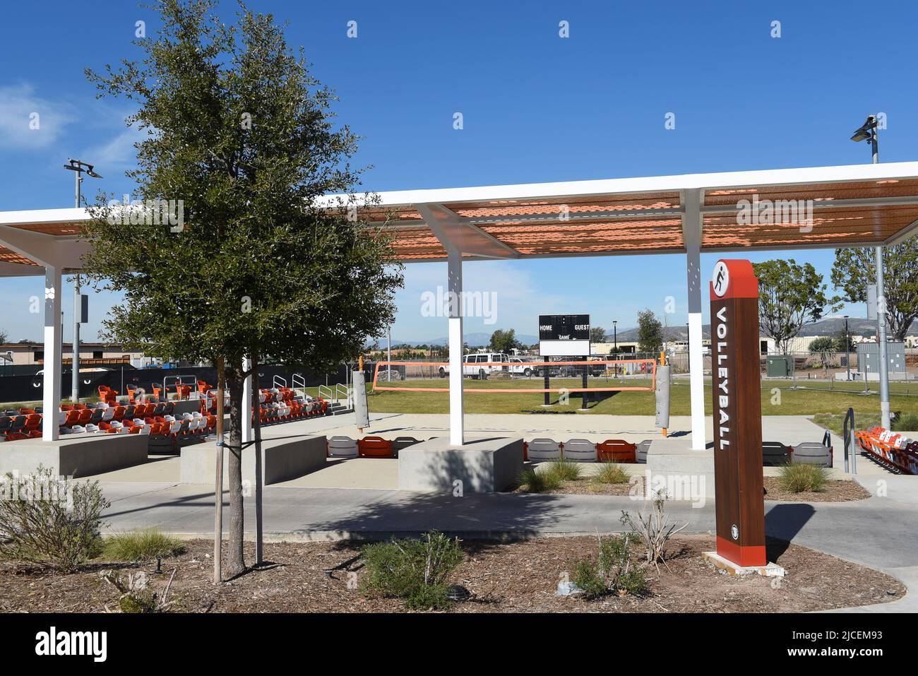 IRVINE, CALIFORNIE, 31 JANV. 2020 : terrain de volley-ball de championnat de sable au Grand parc du comté d'Orange. Le stade peut accueillir 178 spectateurs. Banque D'Images