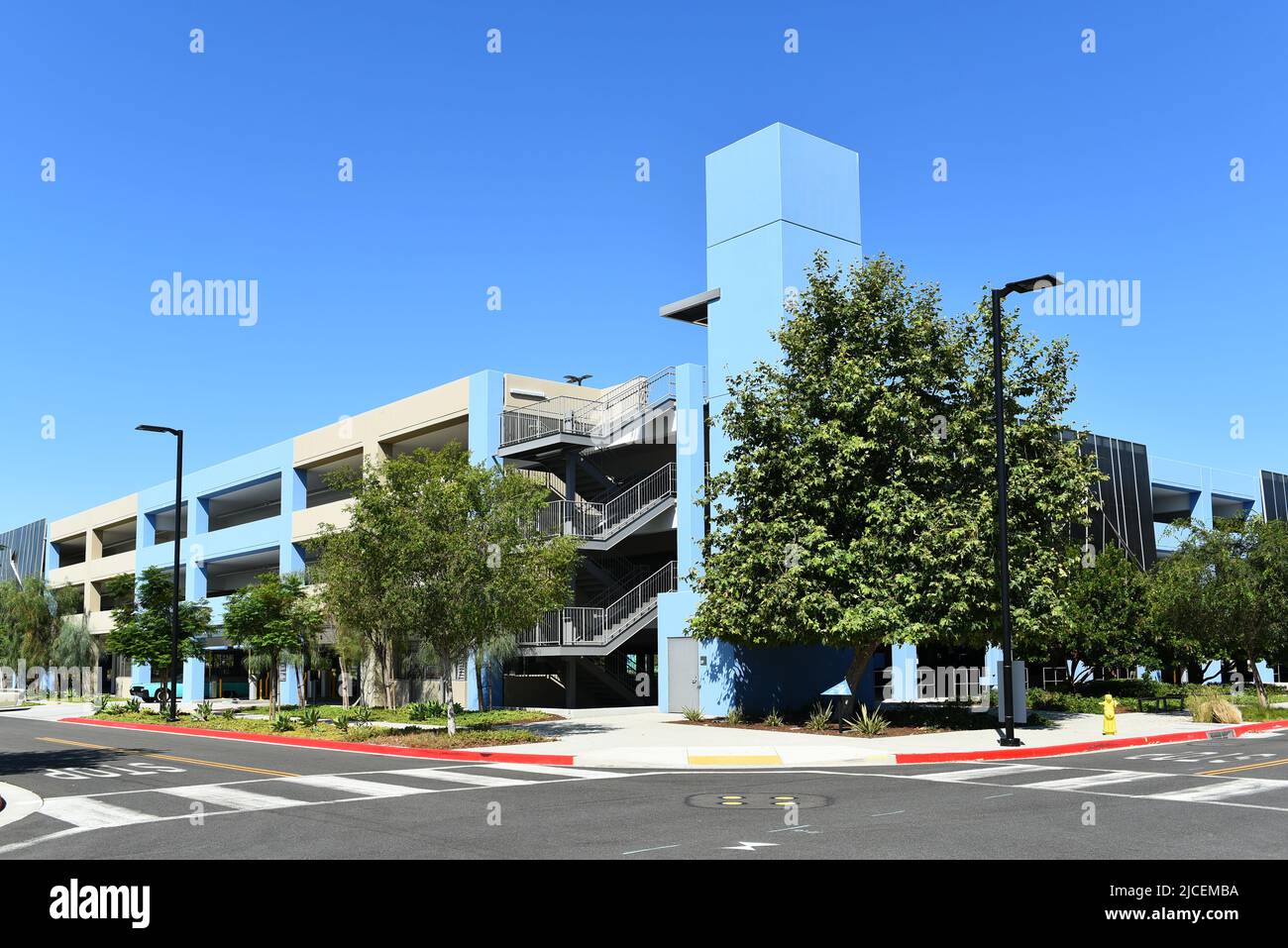 TUSTIN, CALIFORNIE - 12 JUIN 2022 : structure de stationnement en vol à Tustin Legacy, parc d'affaires. Banque D'Images