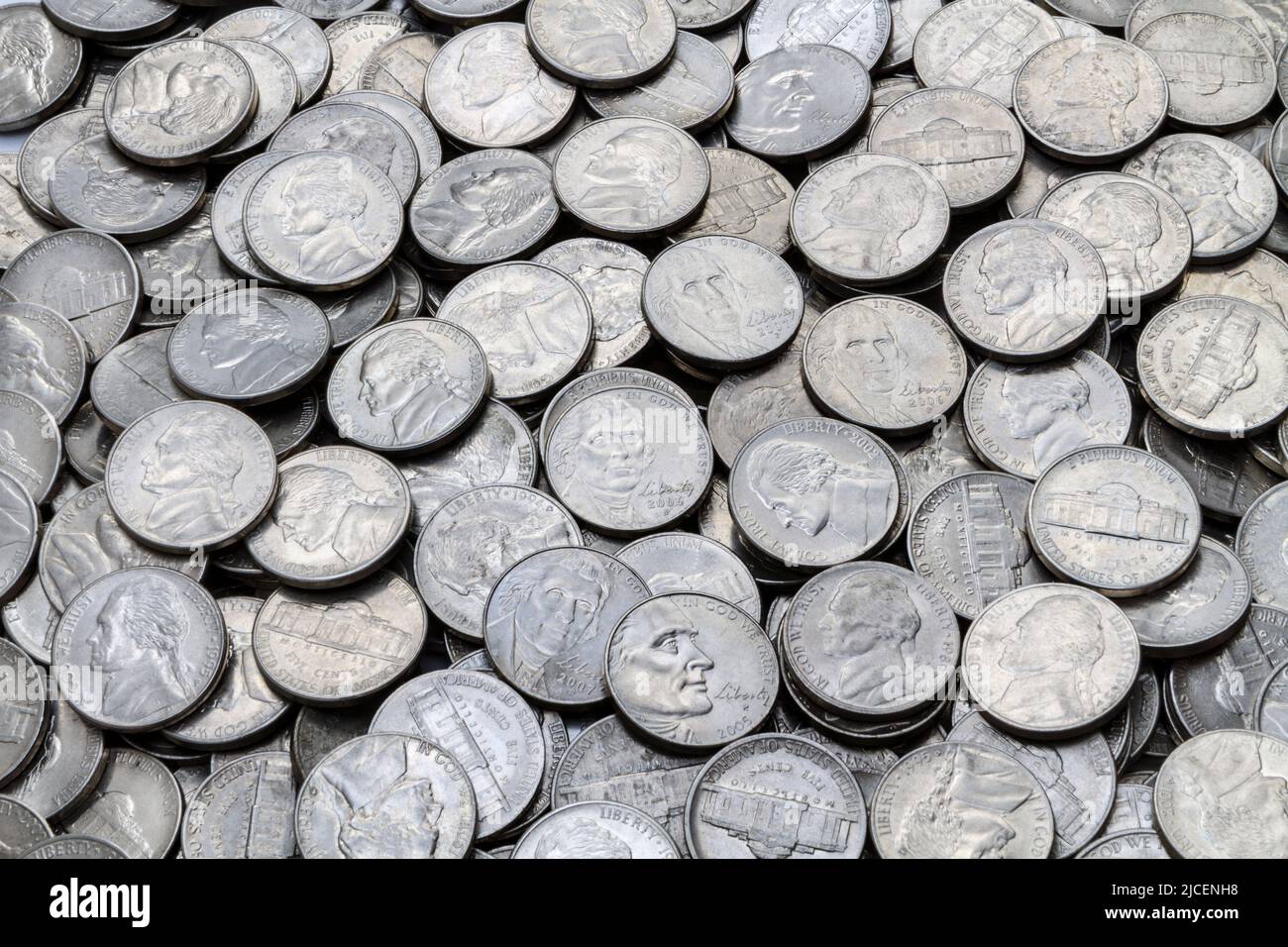 Gros plan d'une pile de divers USA Jefferson cinq cents nickels revêtus de style moderne (non argenté). Banque D'Images