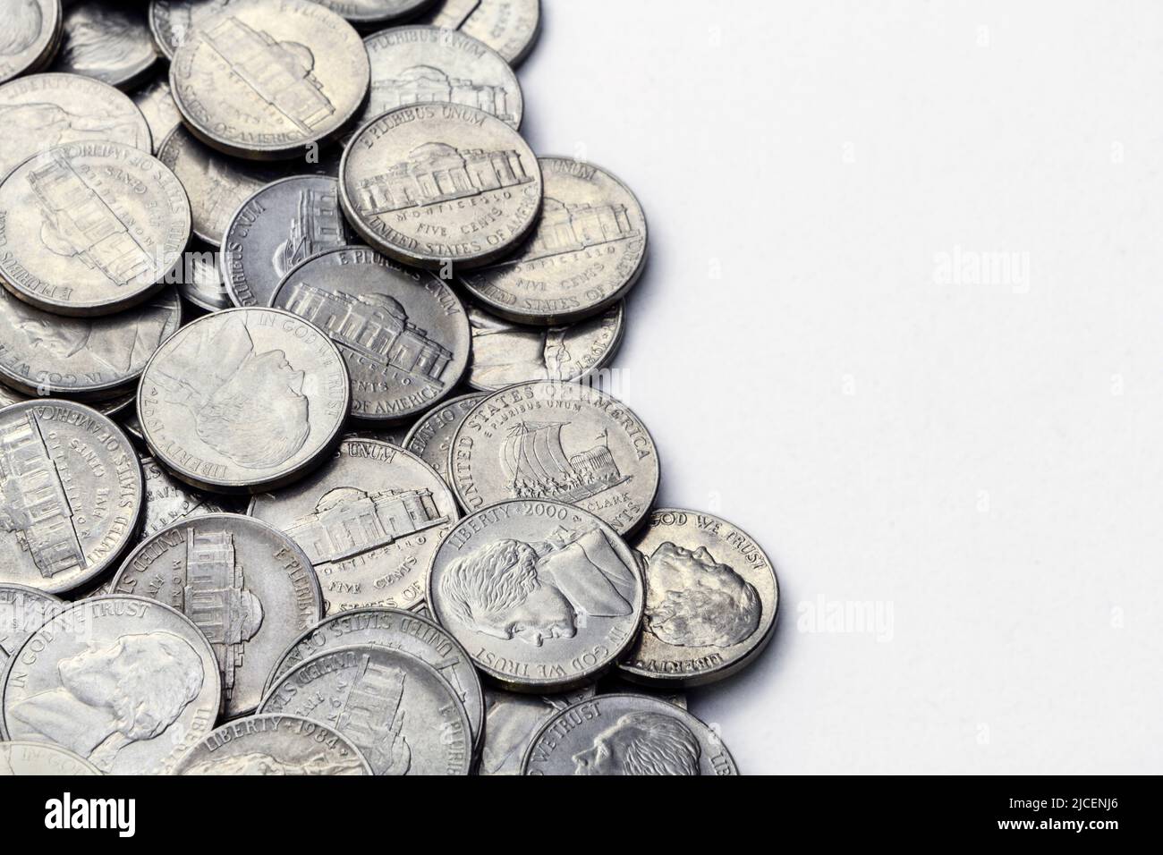 Gros plan sur le bord d'une pile de divers USA Jefferson cinq cents nickels revêtus de style moderne (non argenté). L'espace de copie sur la droite a été laissé. Banque D'Images