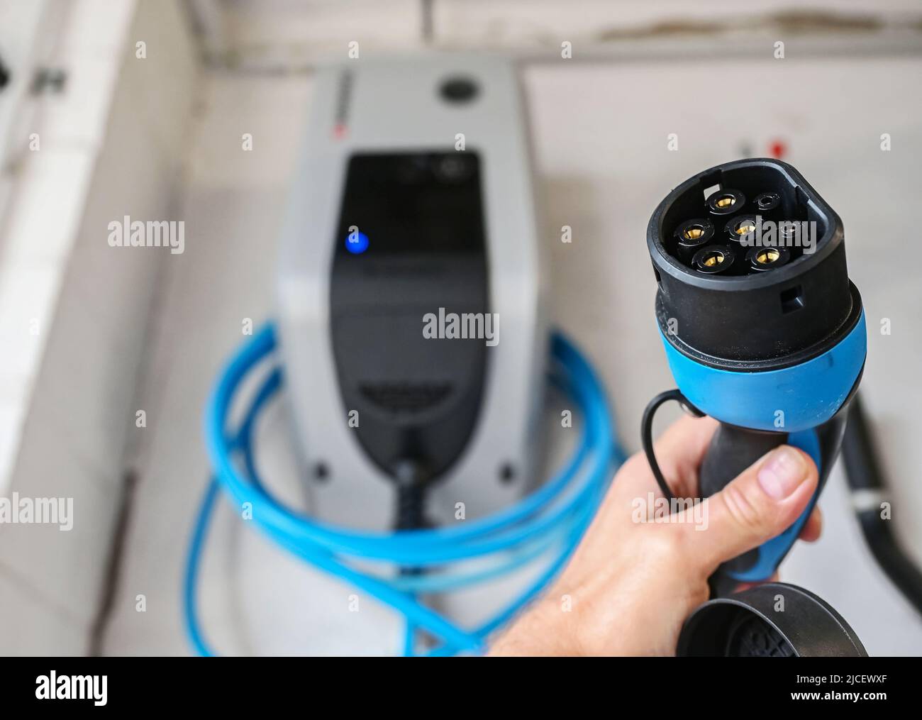 Karlsruhe, Allemagne. 05th juin 2022. La fiche de charge d'un boîtier mural avec une puissance de charge de 11kW installé dans un garage. Les voitures électroniques brûlent-elles plus souvent que les voitures à essence ? Il n'y a aucune preuve de cela. Mais il peut s'agir d'un risque d'incendie si le système électrique est surchargé, périmé ou défectueux lors de la charge à la maison. Le boîtier mural doit être de. (À dpa 'E-car n'est pas une machine à laver' - risque d'incendie en raison de l'ancienne technologie de bâtiment") crédit: Uli Deck/dpa/Alay Live News Banque D'Images