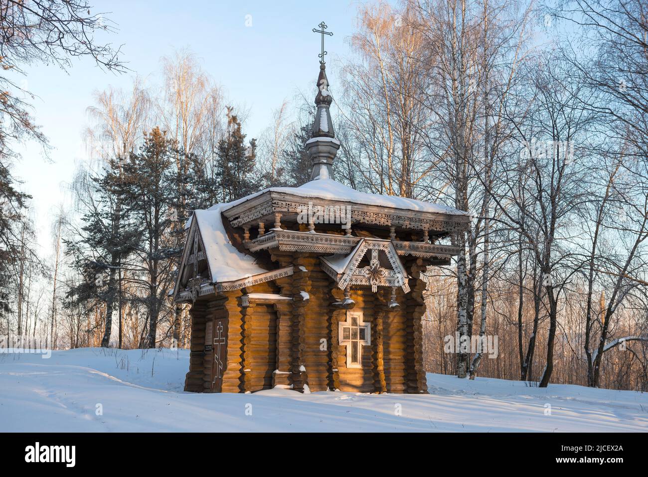 VYTEGRA, RUSSIE - 23 DÉCEMBRE 2021 : ancienne chapelle en bois de Saint Isaac de Dalmatie (1881) le jour de février Banque D'Images