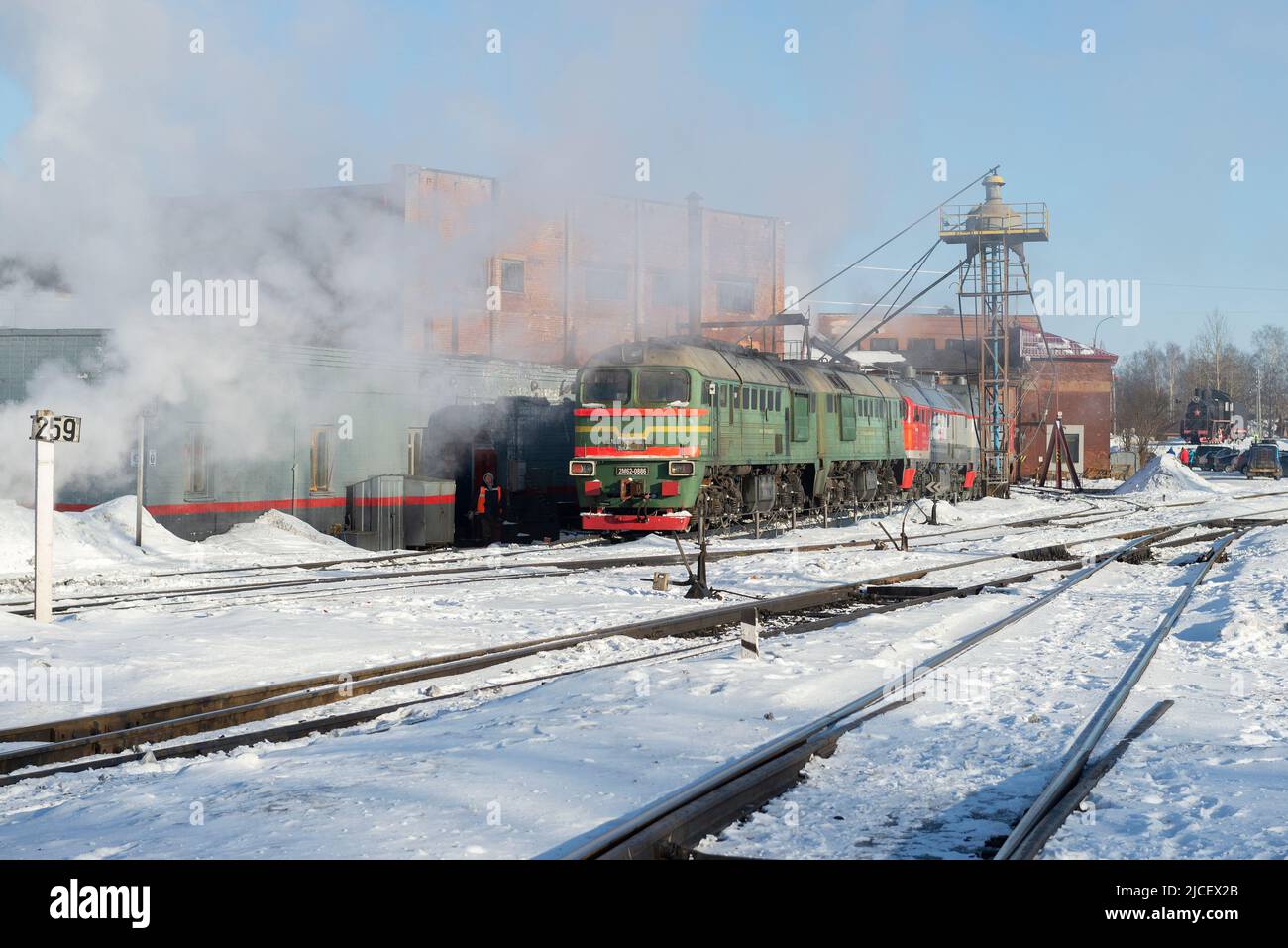 SORTAVALA, RUSSIE - 10 MARS 2021 : vue du dépôt de locomotive de la gare de Sortavala le matin d'une marche glacielle Banque D'Images