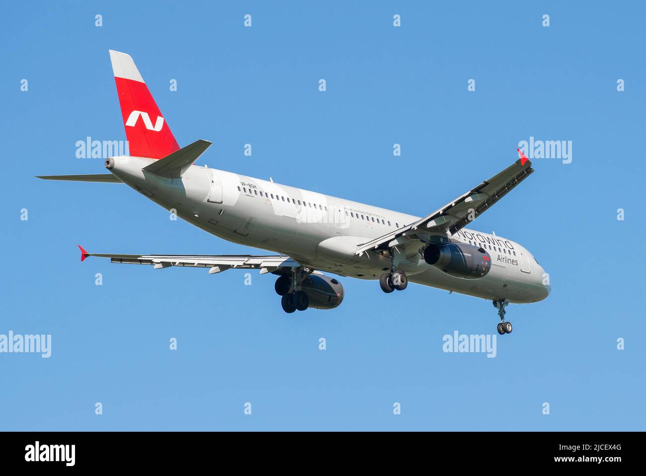 SAINT-PÉTERSBOURG, RUSSIE - 29 MAI 2021 : départ de l'Airbus A321-232 (VP-BGH) de Nordwind Airlines dans un ciel bleu sans nuages Banque D'Images