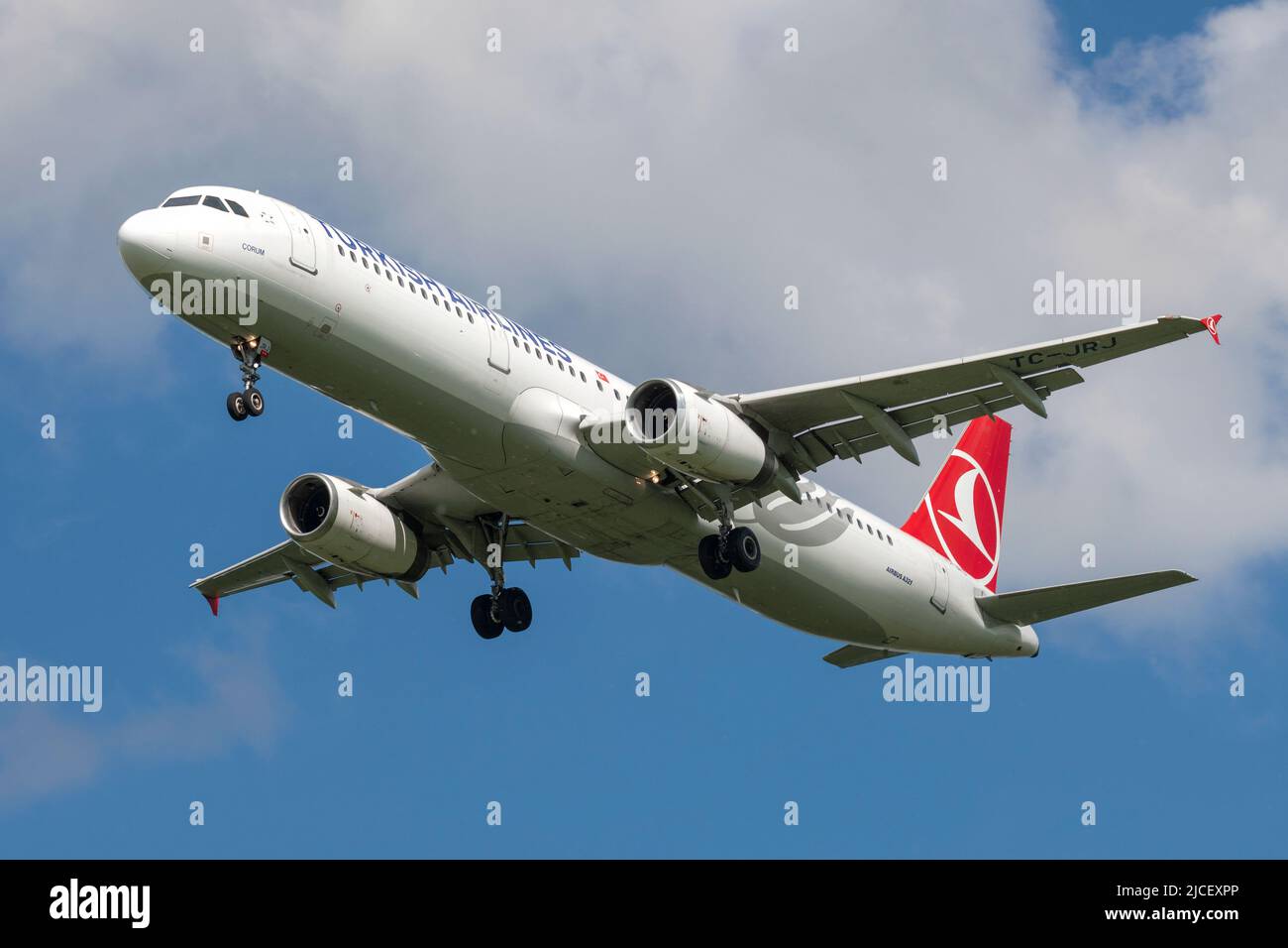 SAINT-PÉTERSBOURG, RUSSIE - 02 JUIN 2022 : avion turc Airbus A321-200 (TC-JRJ) de Turkish Airlines sur la piste de glisse par une journée ensoleillée Banque D'Images