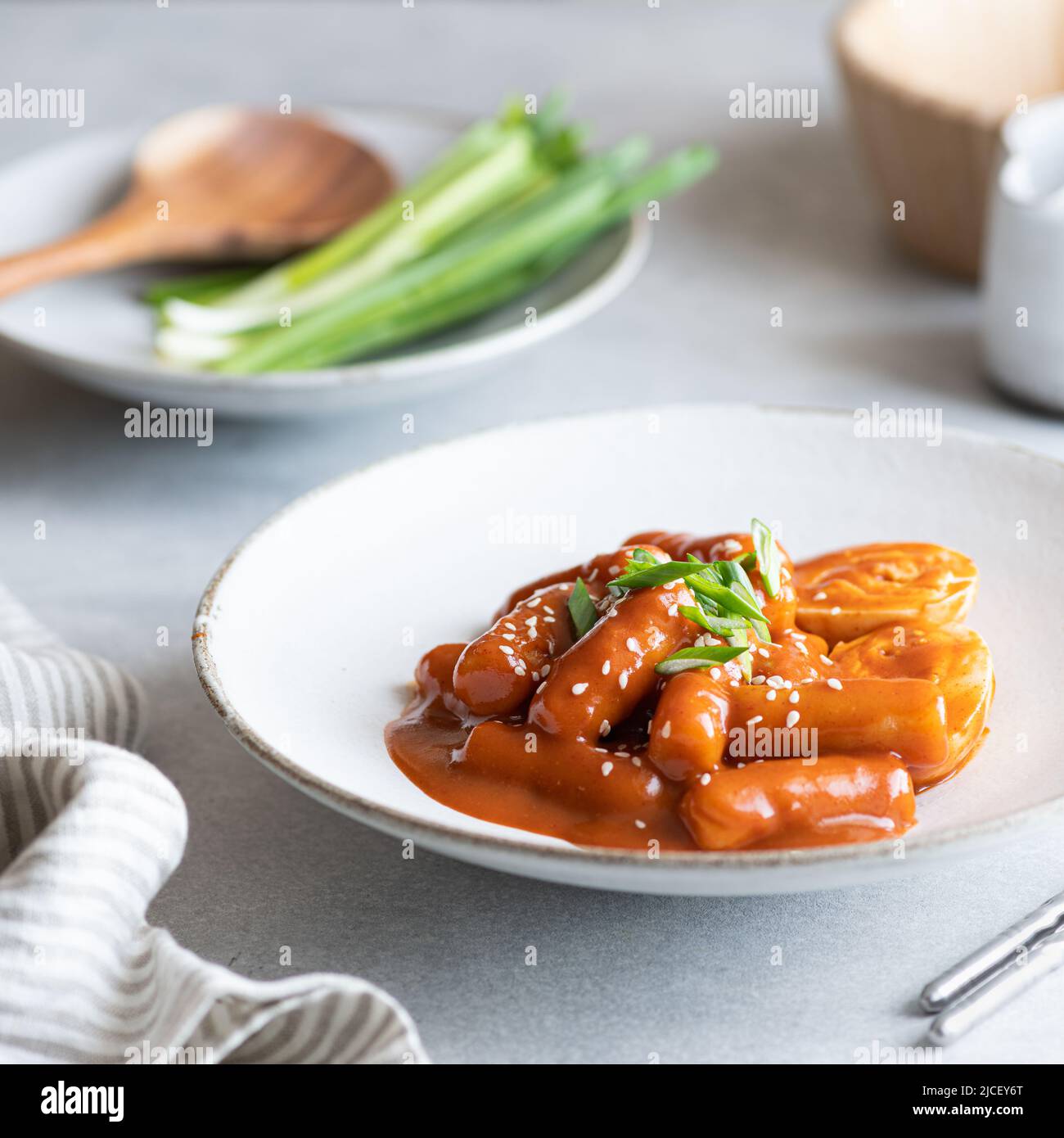 Tteokbokki, bâtonnets de riz à la sauce épicée, cuisine traditionnelle coréenne Banque D'Images