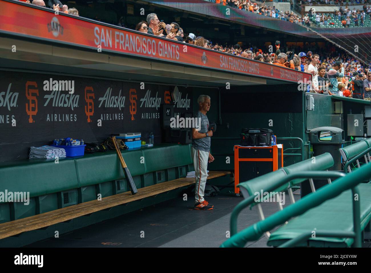 San Francisco Giants dugout nul de tous les joueurs pour l'hymne national avant le début du match contre les Los Angeles Dodgers à San Francisco, Banque D'Images