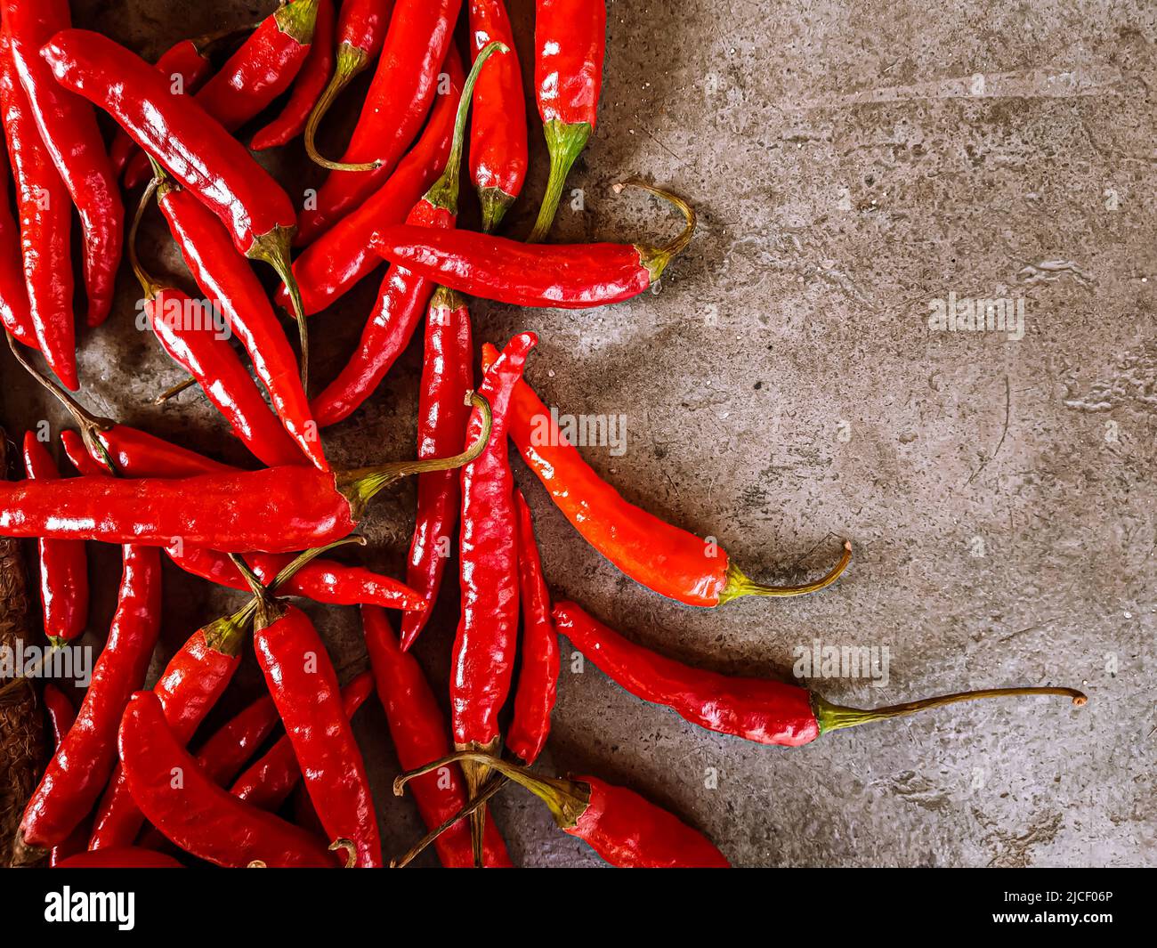 Piments rouges frais sur fond de tissu vintage. Piment rouge frais isolé. Banque D'Images