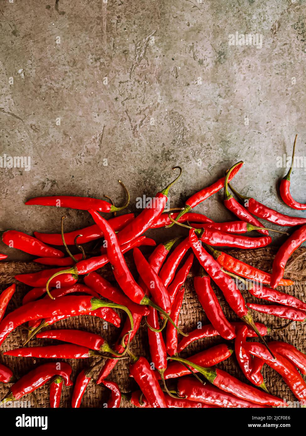 Piments rouges frais sur fond de tissu vintage. Piment rouge frais isolé. Banque D'Images