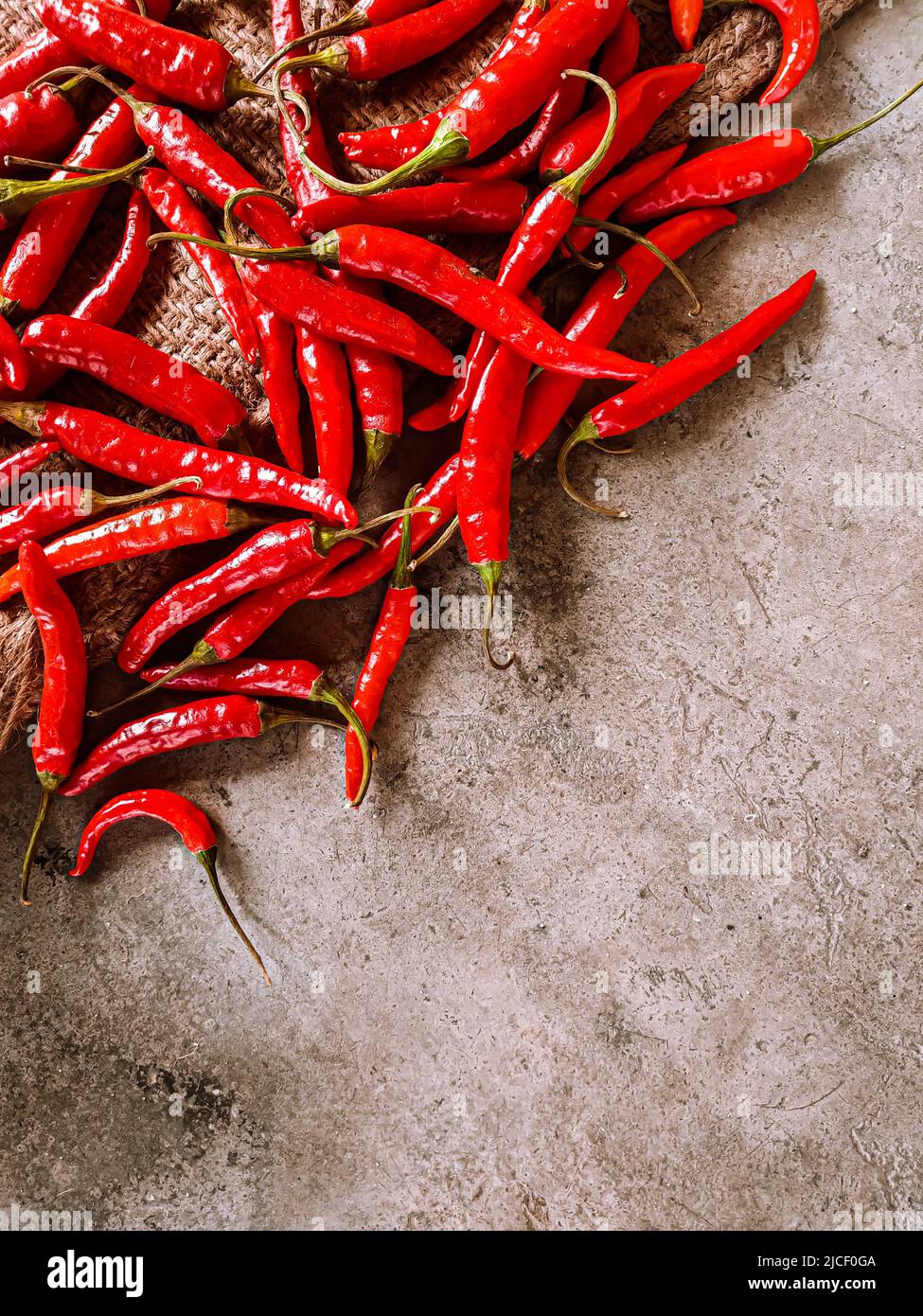 Piments rouges frais sur fond de tissu vintage. Piment rouge frais isolé. Banque D'Images
