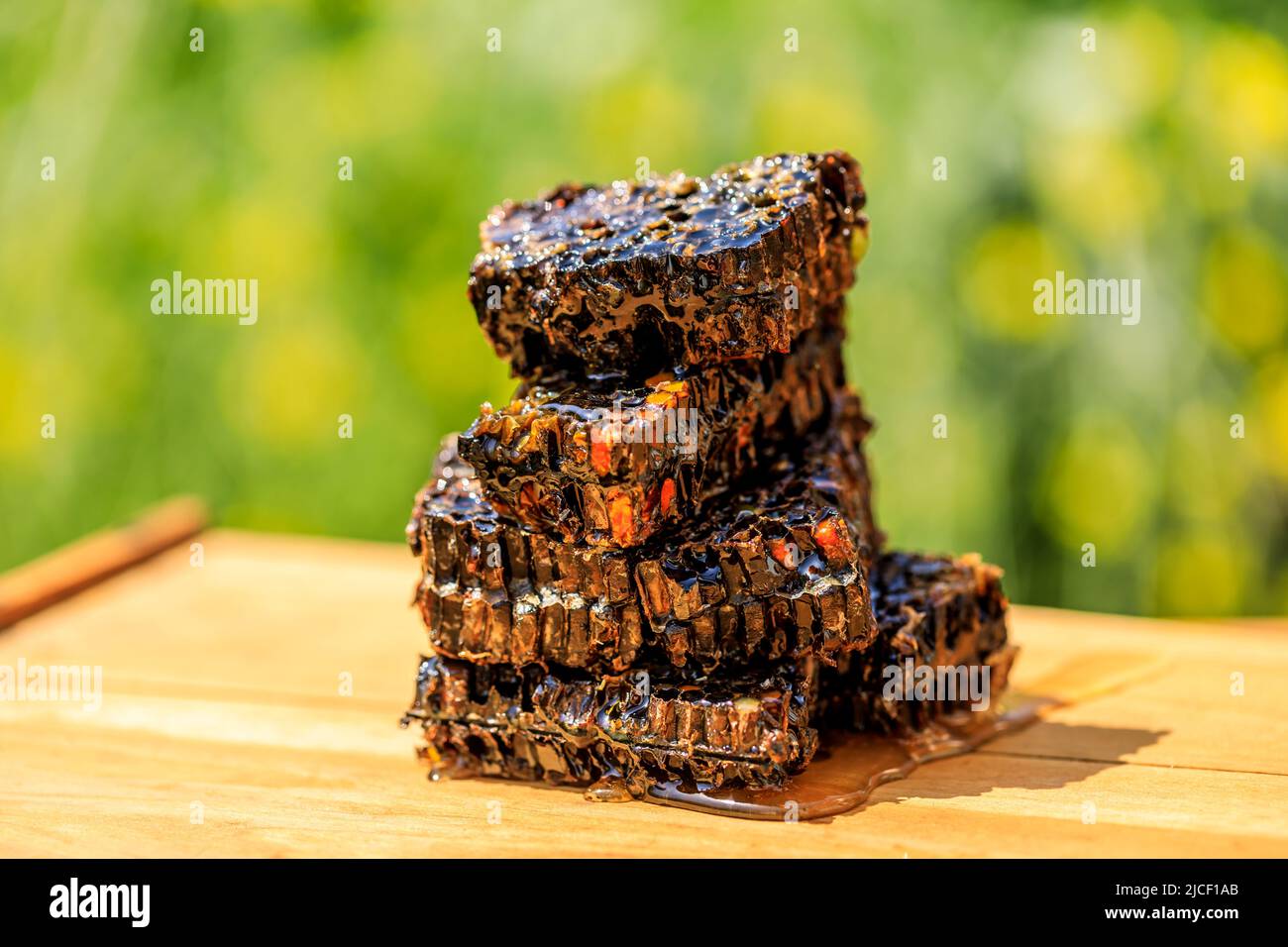 Ingrédients naturels miel et nid d'abeille sur table en bois Banque D'Images