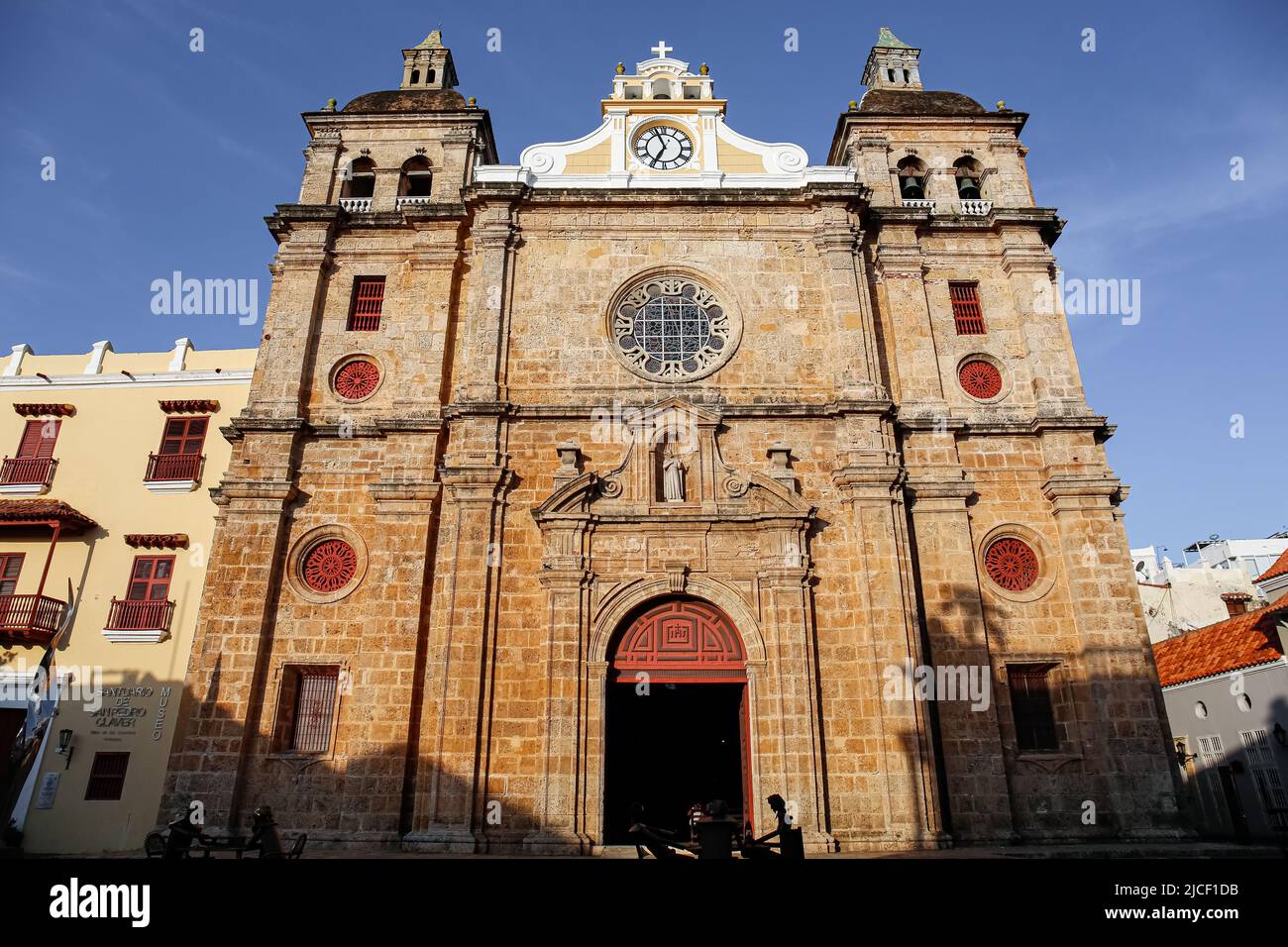 Vue de bas ange de l'impressionnante église San Pedro Claver, Carthagène avec ciel bleu, Colombie, patrimoine mondial de l'UNESCO Banque D'Images