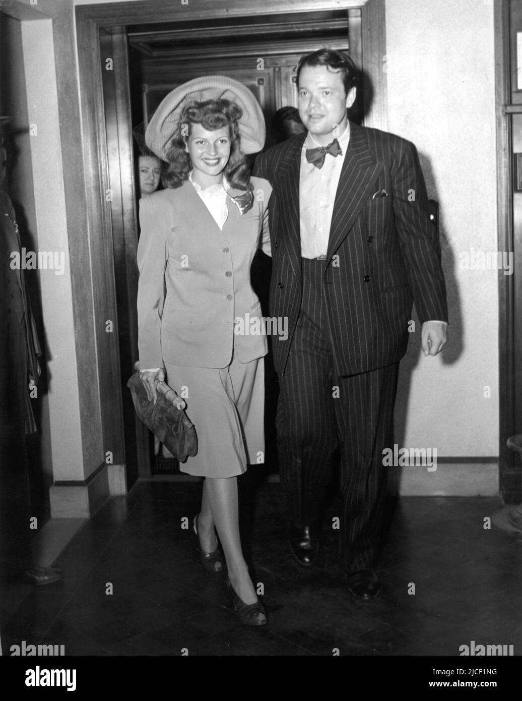 RITA HAYWORTH et ORSON WELLES arrivent au bureau d'enregistrement de 4th étages de la Cour supérieure de Santa Monica pour se marier sur 7 septembre 1943 Banque D'Images