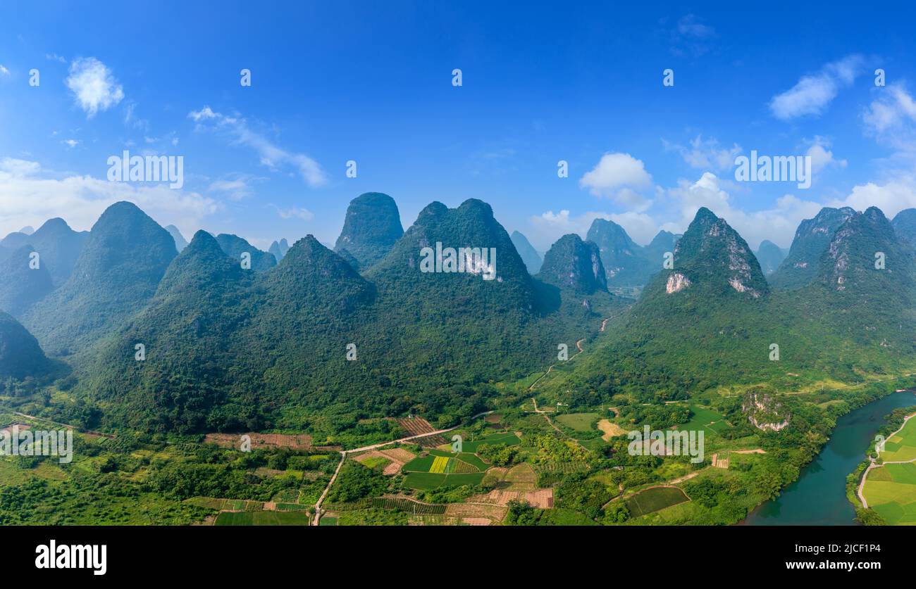 Vue aérienne de la belle montagne et rivière nature paysage à Guilin au lever du soleil, Chine. Banque D'Images