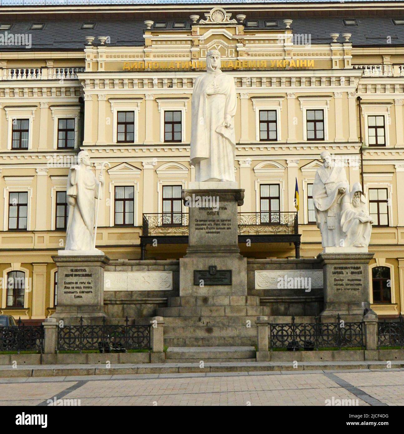 Monument de la princesse Olga sur la place Mykhailivs'ka, Kiev, Ukraine. Banque D'Images