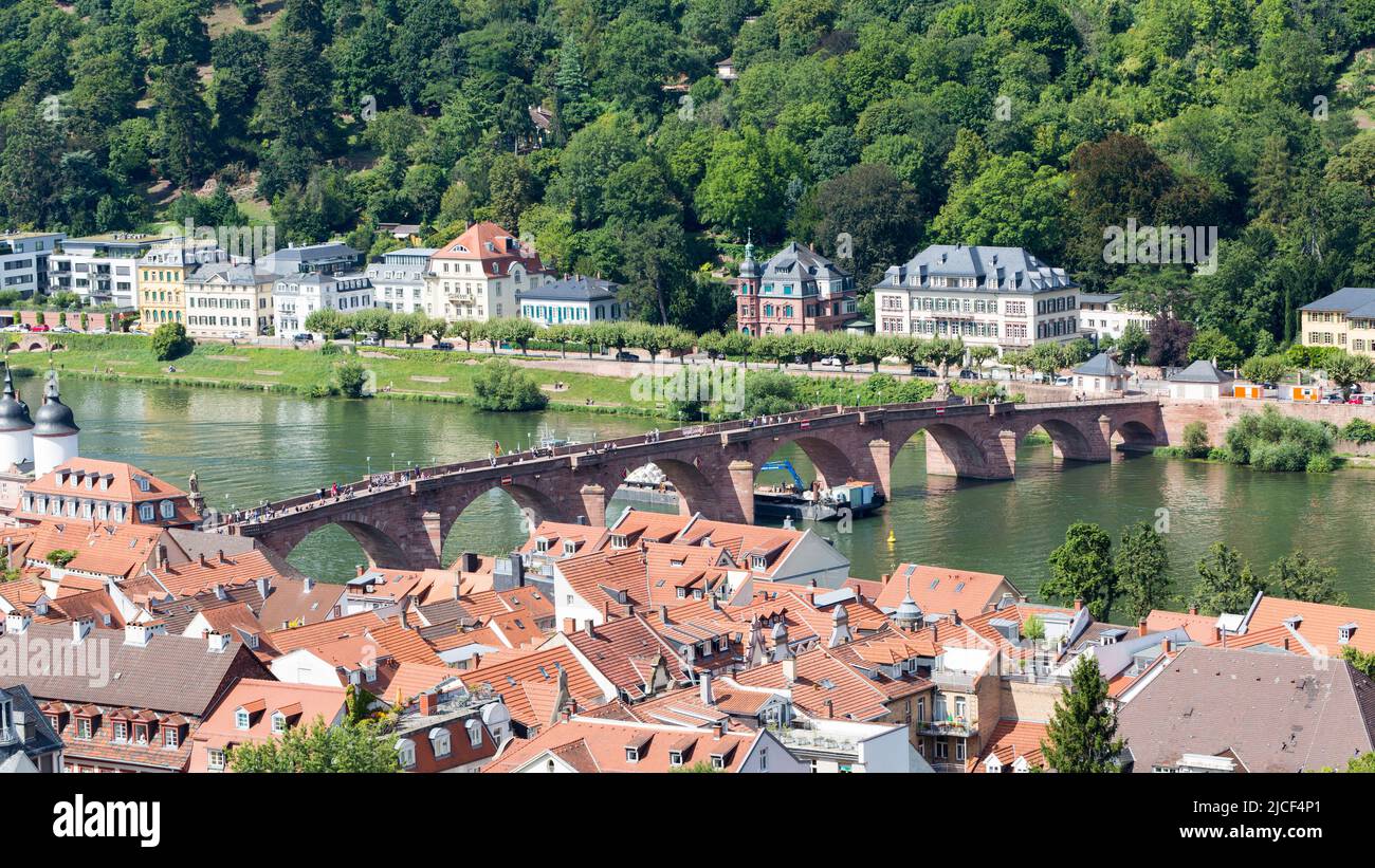 Heidelberg, Allemagne - 25 août 2021 : vue sur l'ancien pont de Heidelberg (Alte Brücke). Banque D'Images
