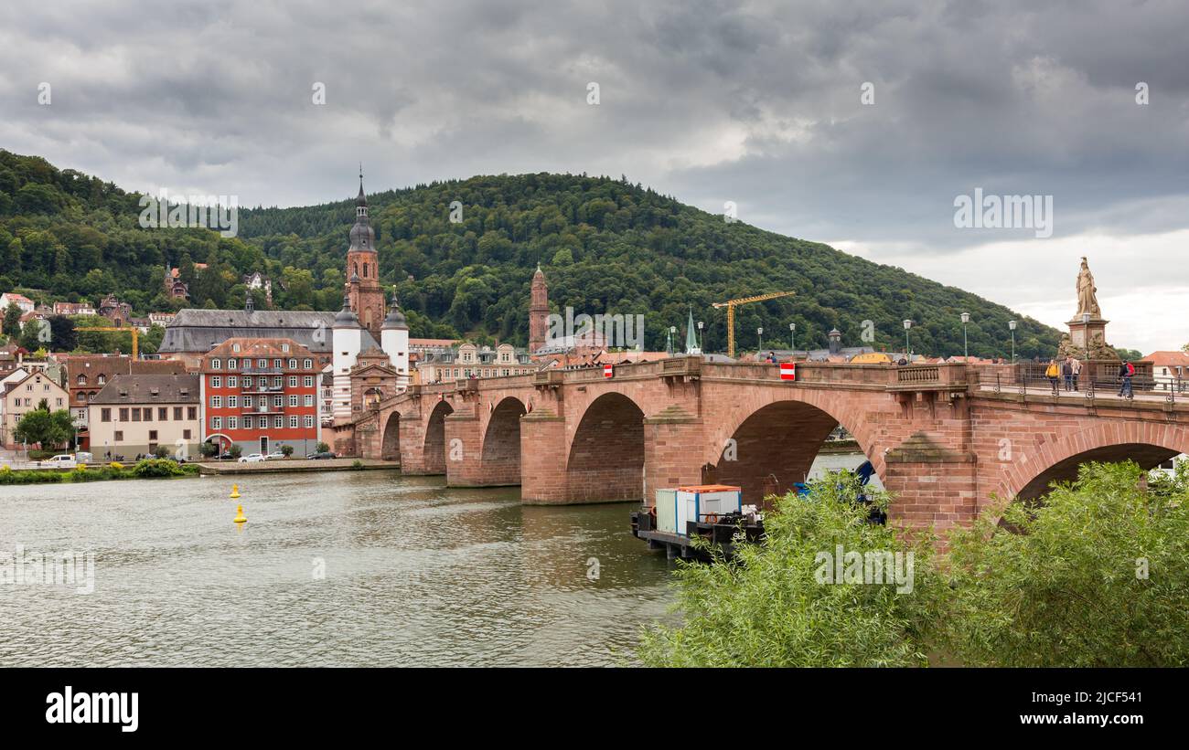 Heidelberg, Allemagne - 26 août 2021 : Panorama avec l'ancien pont (Alte Brücke). En arrière-plan l'église de l'esprit Saint. Banque D'Images