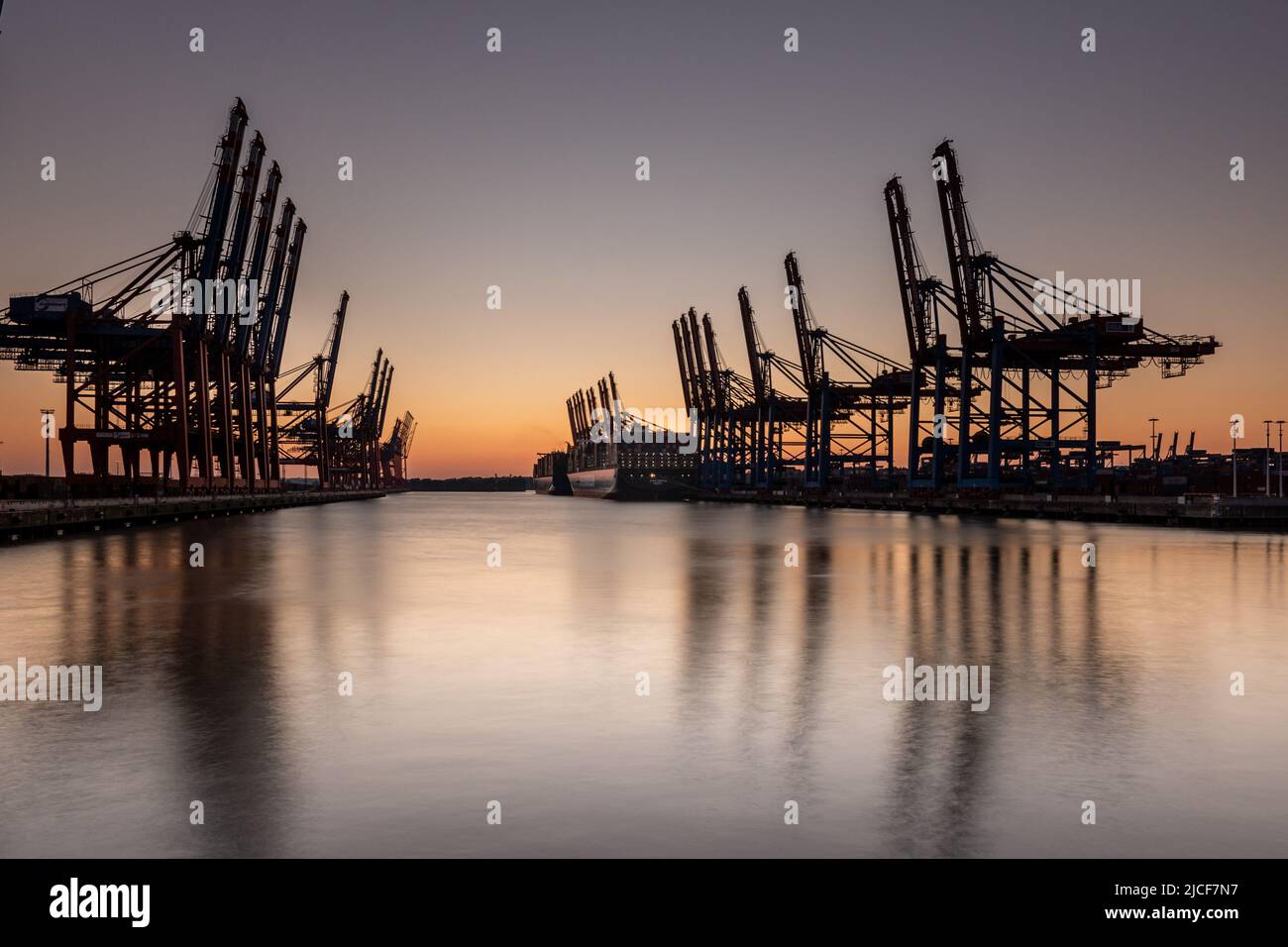 Coucher de soleil au terminal des conteneurs de Hambourg, port de Waltershof Banque D'Images