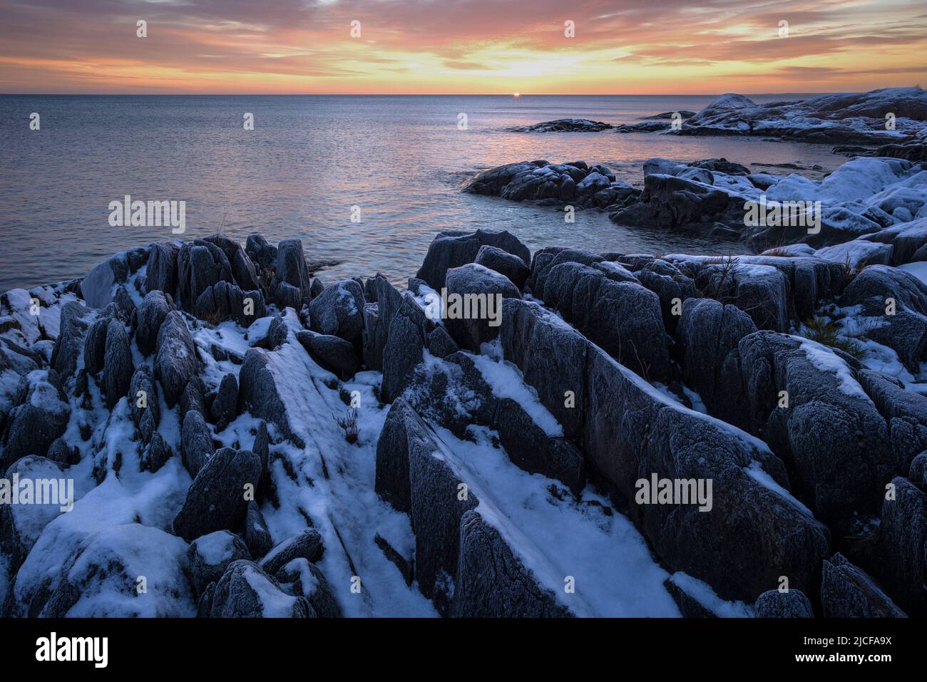 Suède, Uppland, Väddö, mer baltique, matin de l'hiver, falaises enneigées Banque D'Images