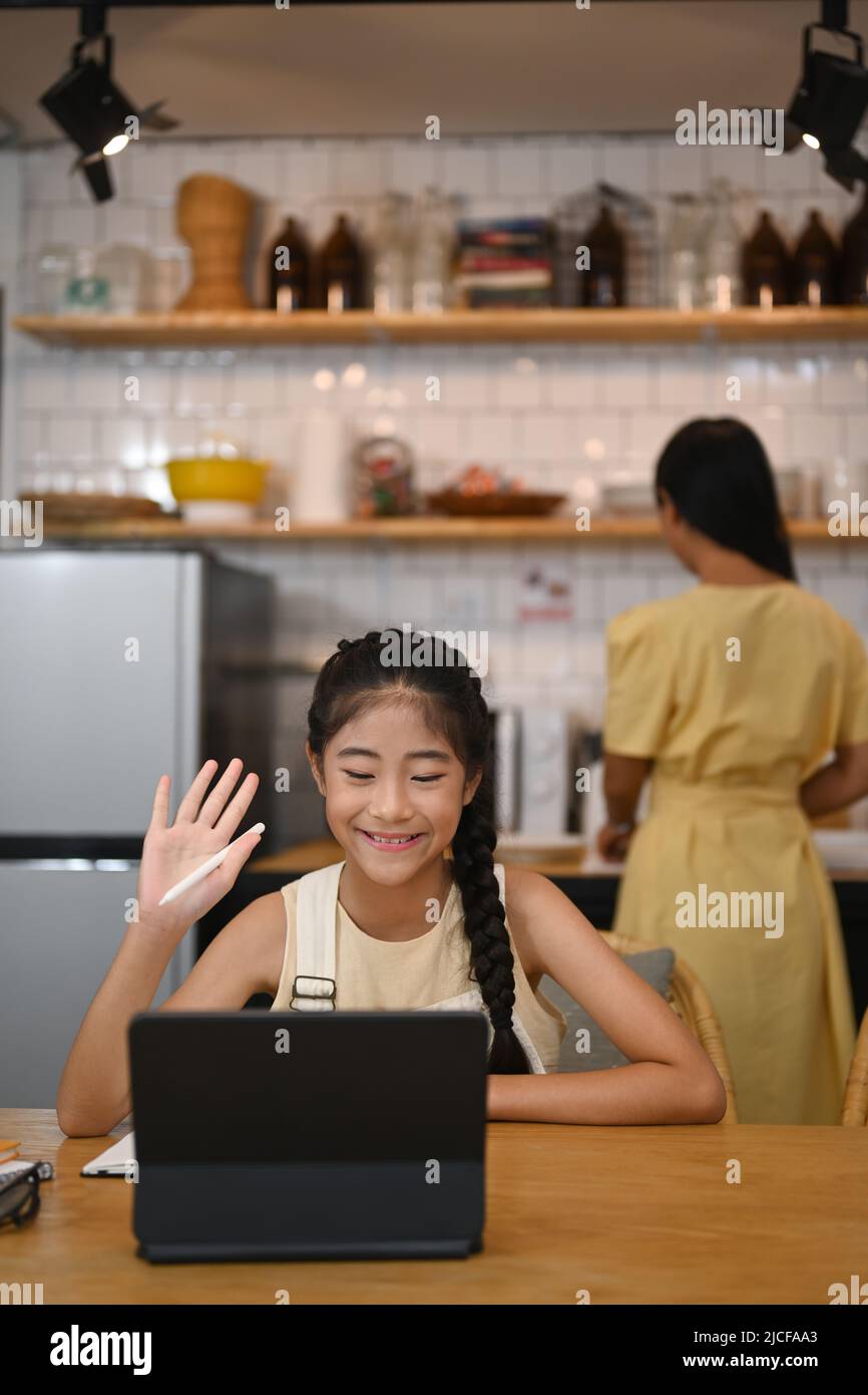 Enfants asiatiques mignons utilisant un ordinateur portable, étudiant par le biais du système d'apprentissage en ligne Banque D'Images