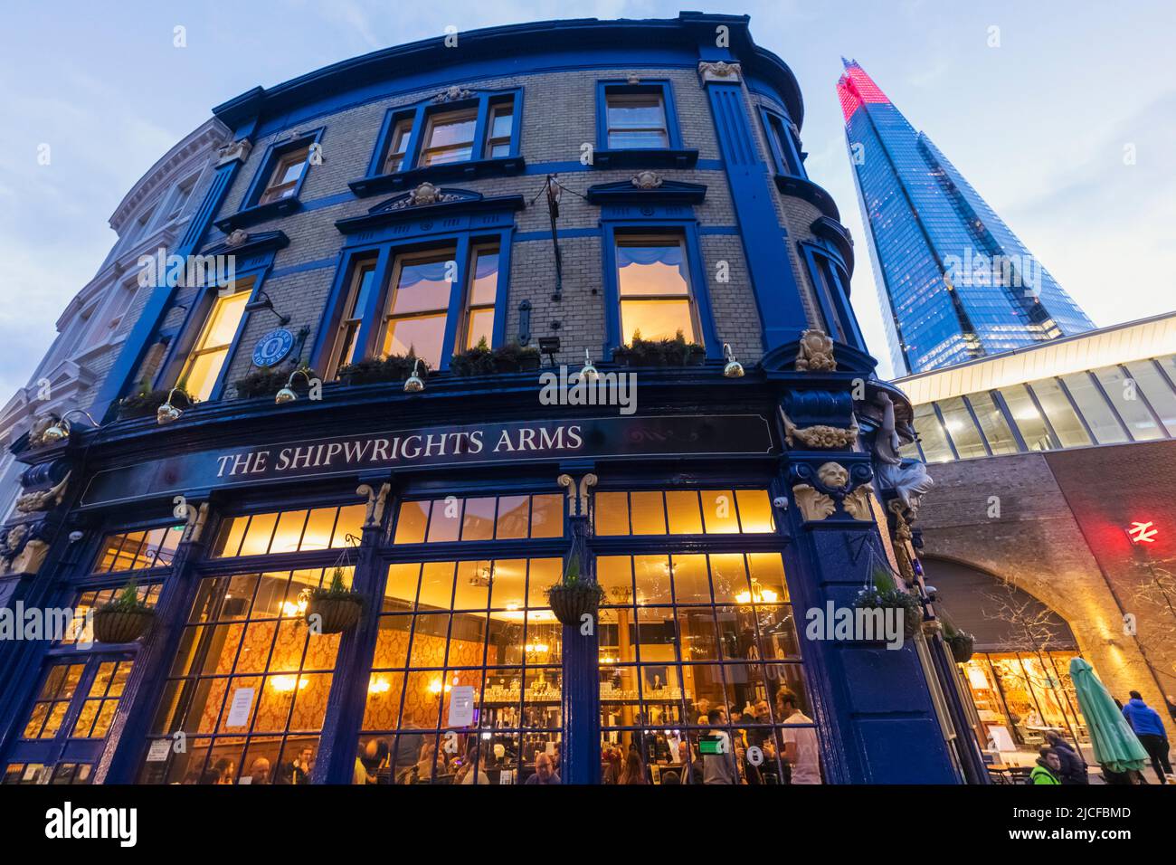 Angleterre, Londres, Southwark, Tooley Street, Shipwrights Arms Pub à Dusk et The Shard Banque D'Images