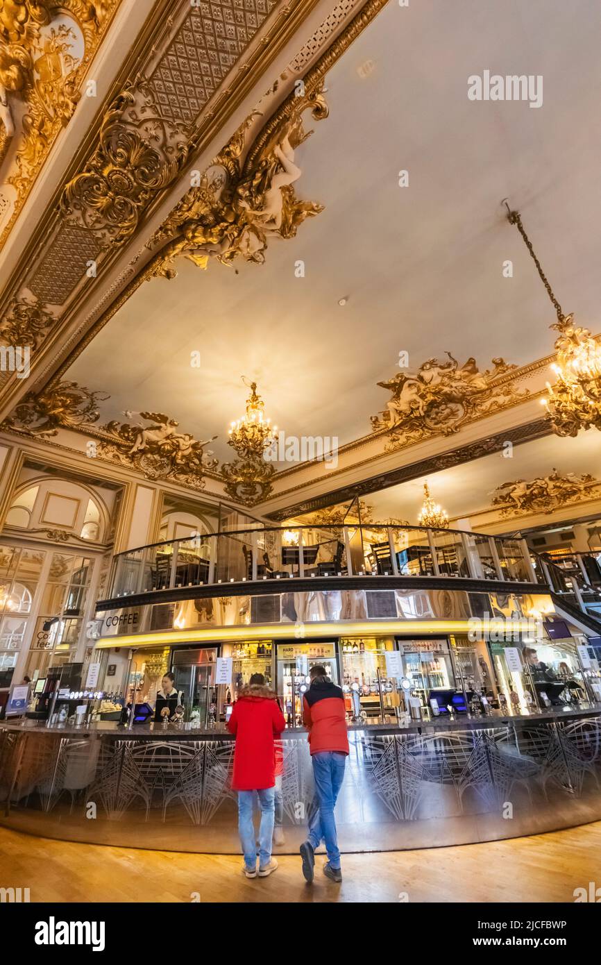 Angleterre, Londres, Liverpool Street Station, Hamilton Hall, vue intérieure du pub JD Wetherspoon Banque D'Images