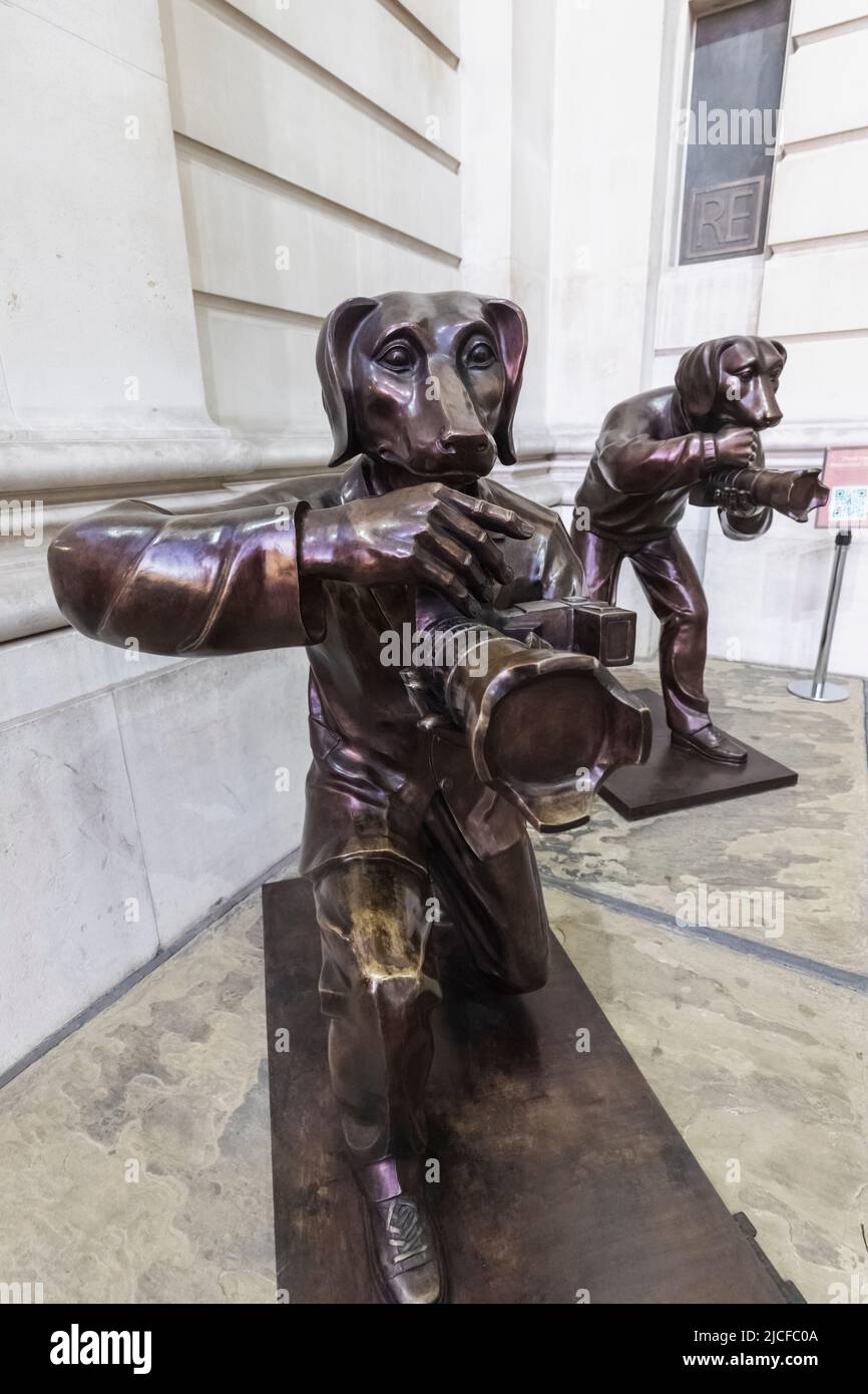 Angleterre, Londres, ville de Londres, The Royal Exchange, Sculpture intitulée 'Paparazzi dogs' montrant des chiens prenant des photos par Gillie et Marc Banque D'Images