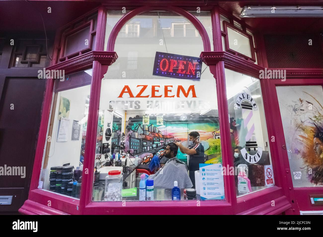 Angleterre, Londres, Shoreditch, Brick Lane, Barber Shop, Vue de la fenêtre et de l'intérieur Banque D'Images