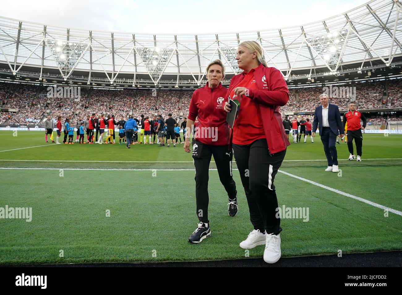 Les entraîneurs d'Angleterre Vicky McClure (à gauche) et Emma Hayes avant le match de l'aide au soccer pour l'UNICEF au London Stadium, Londres. Date de la photo: Dimanche 12 juin 2022. Banque D'Images
